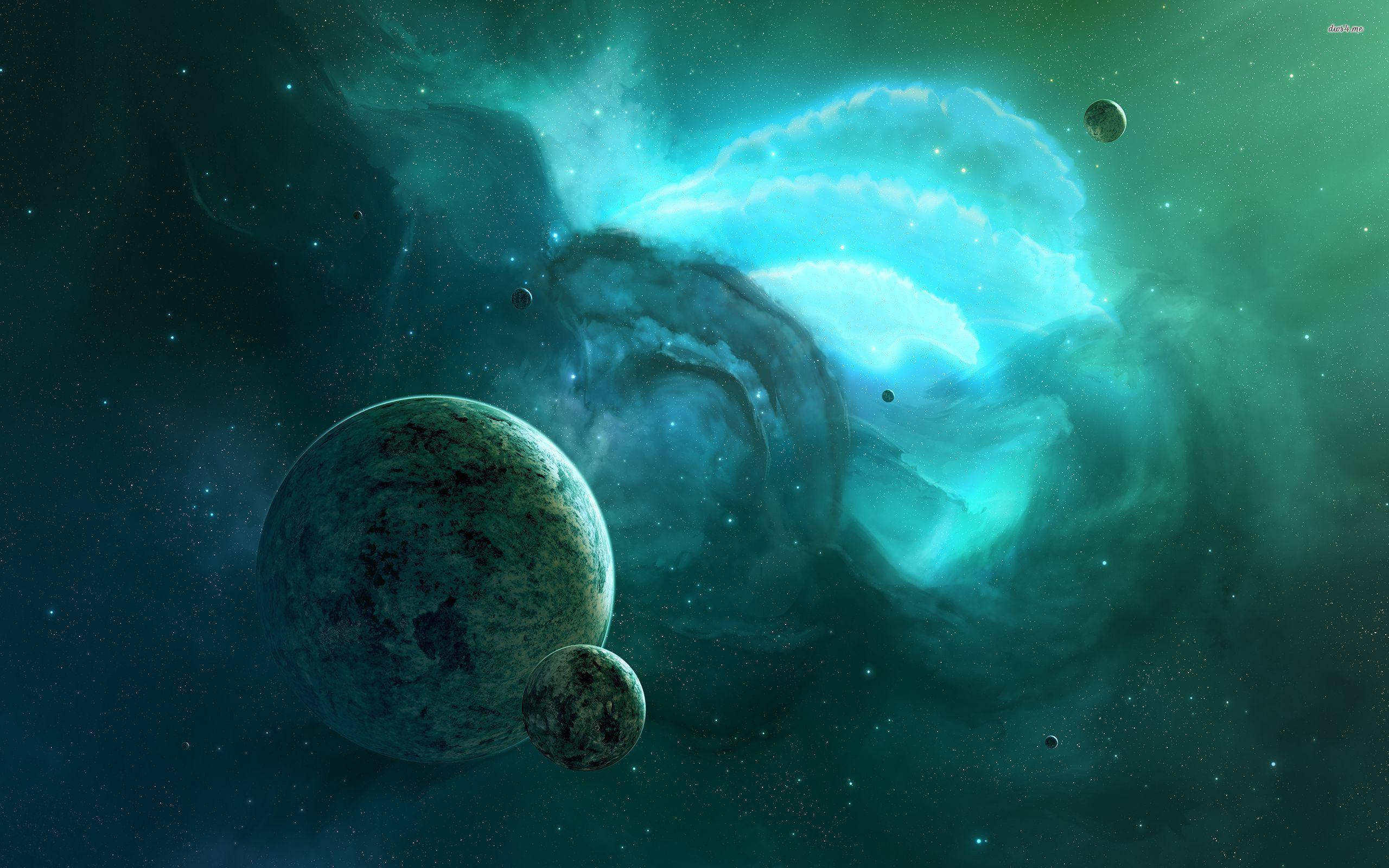 土耳其藍 桌布 壁紙 — 一個宇宙場景，有一顆大行星和月球在充滿恆星的發光藍綠色星雲附近運行。