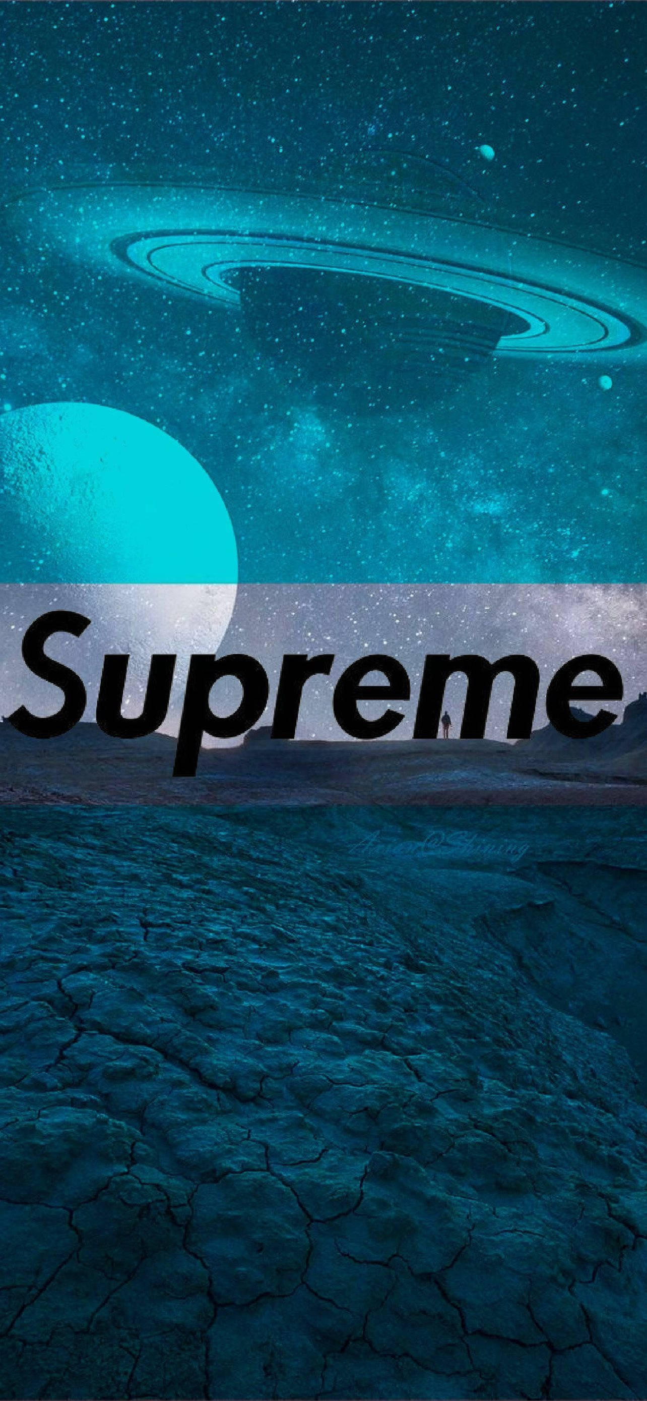 supreme 桌布 壁紙 — 一個宇宙場景，有環狀行星和裂開的外星地形，在繁星點點的藍綠色天空下，疊加了Supreme字樣。