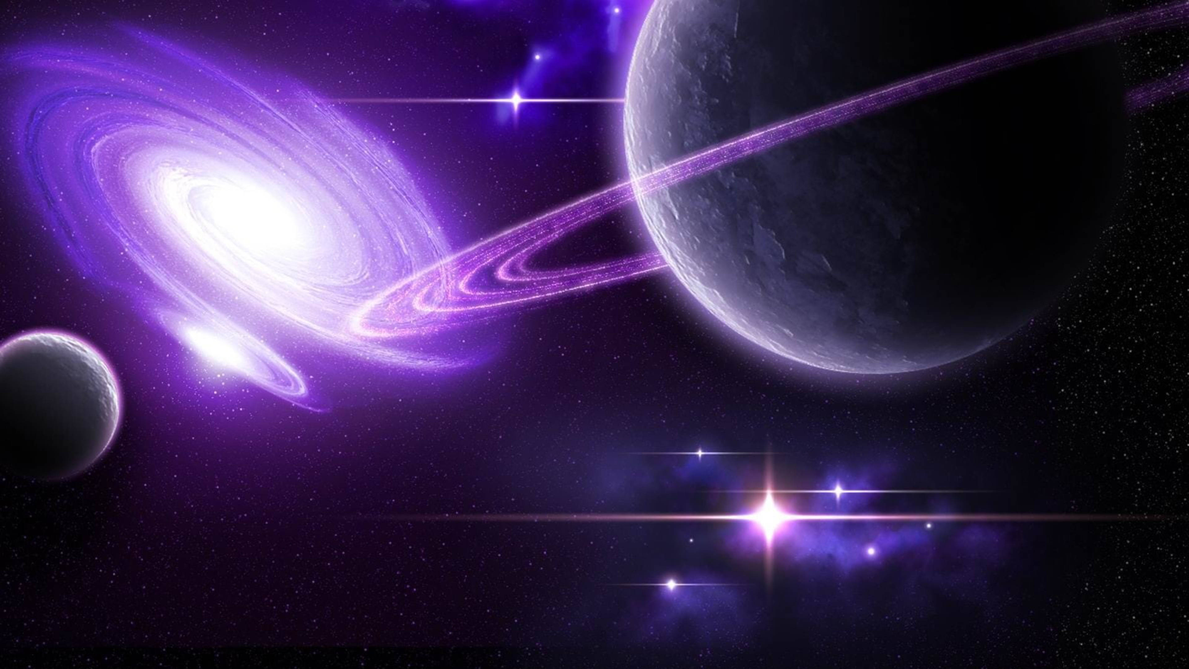宇宙 桌布 壁紙 — 一個宇宙場景，發光的紫色星系在一個帶有環的大型行星旁邊旋轉，背景是繁星點點的夜空。