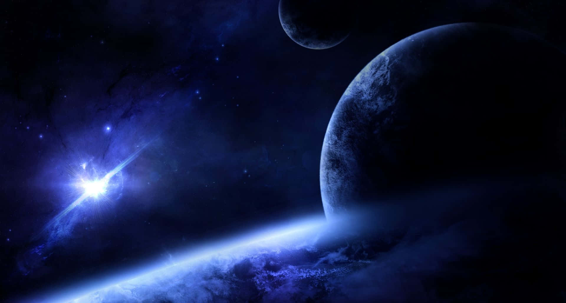 1920X1080 桌布 壁紙 — 一個宇宙場景，發光的藍色星星照亮了行星彎曲的地平線和遠處的月亮，背景是繁星點點的夜空。