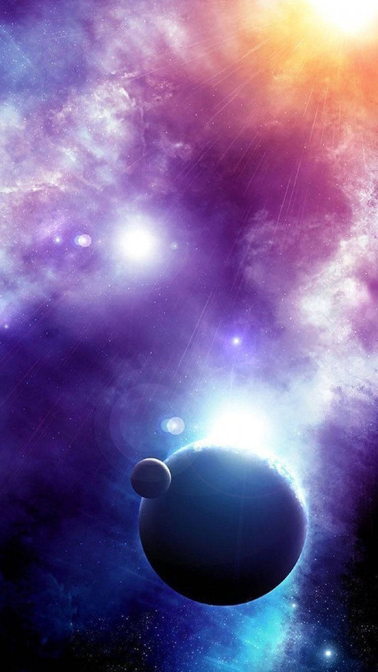 太空 iPhone 桌布 壁紙 — 一個宇宙場景，發光的行星和月亮映襯著由紫色、橙色和藍色星星組成的鮮豔星雲。