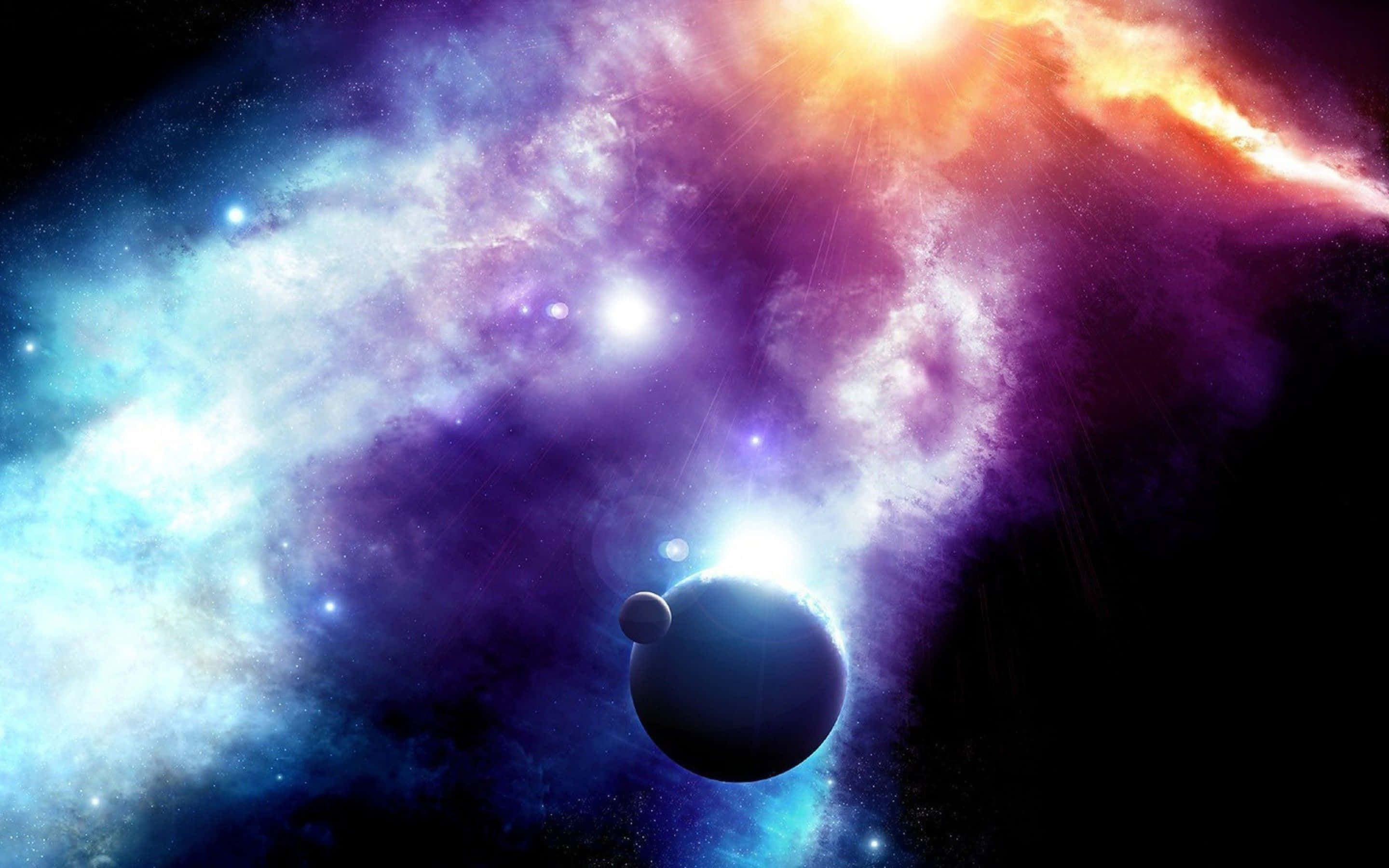 外太空 桌布 壁紙 — 一個宇宙場景，發光的行星和月球映襯著充滿紫色、藍色和橙色色調的鮮豔星雲。