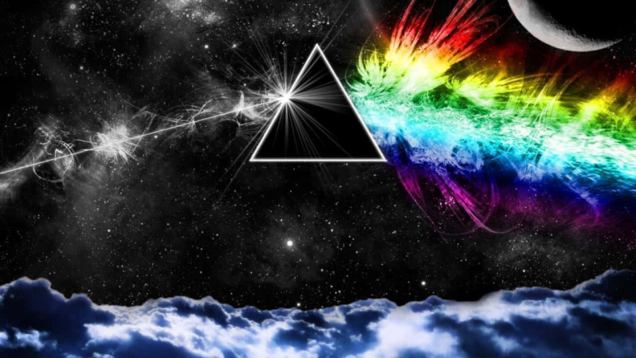 平克·弗洛伊德 桌布 壁紙 — 一個宇宙場景，發光的黑色三角形將彩虹星雲分割在星空和雲層之上。