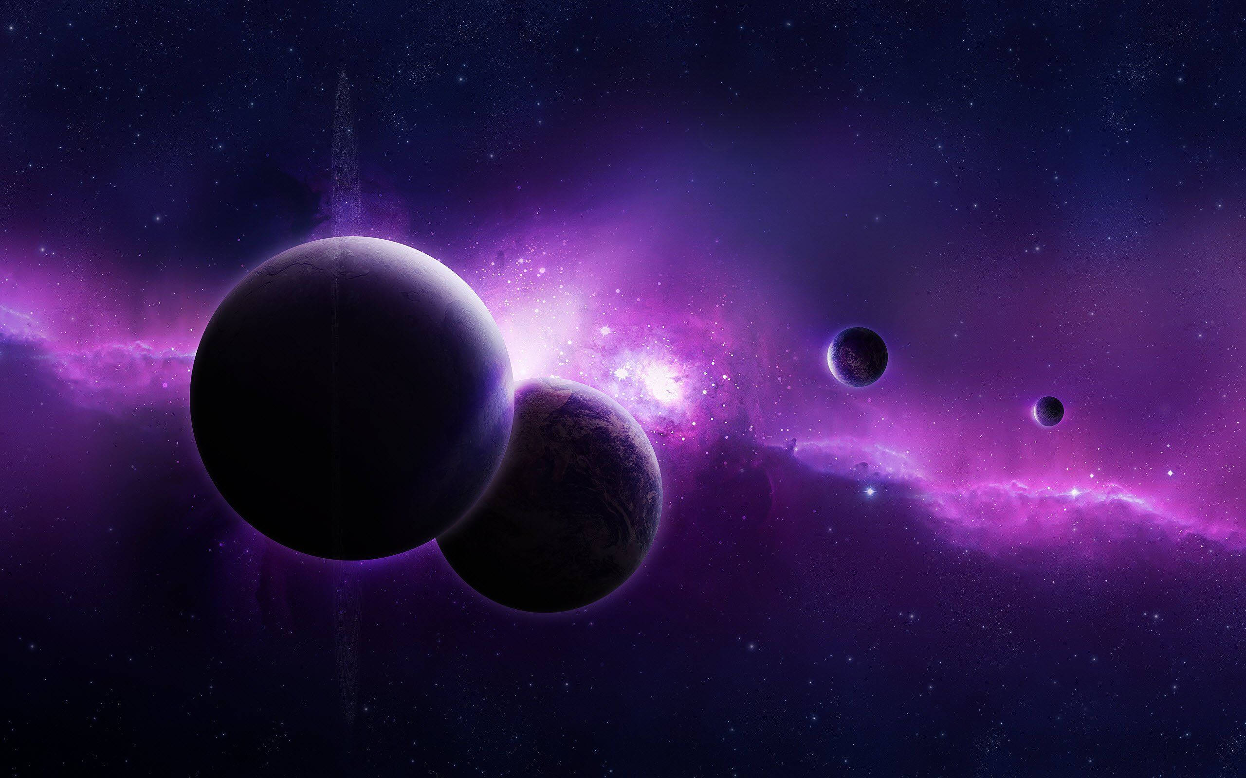 紫色美學 桌布 壁紙 — 一個宇宙場景，紫色星雲在深空中黑暗行星和恆星背後發光。