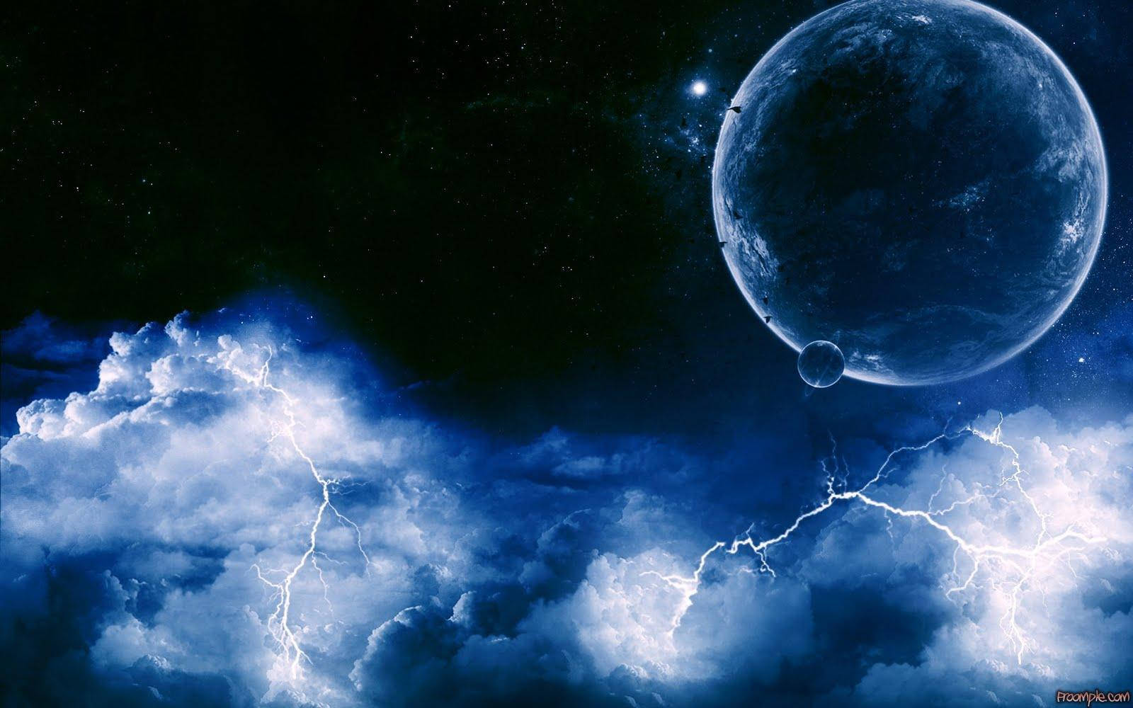 閃電 桌布 壁紙 — 一個宇宙場景，藍色行星和月亮在暴風雲層之上，閃電在繁星點點的夜空下閃爍。