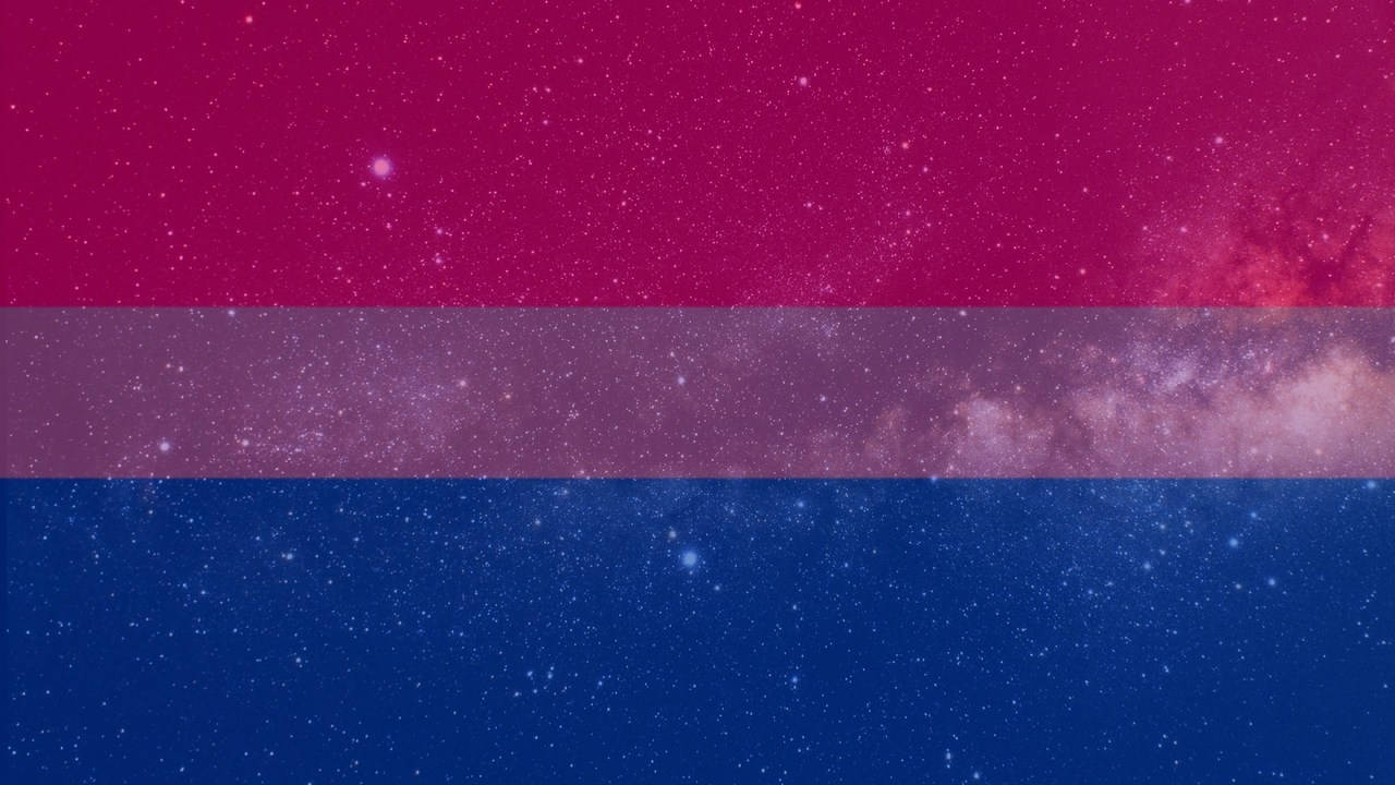 Bisexual Flag 桌布 壁紙 — 一個宇宙場景，雙性戀驕傲旗幟疊加在繁星點點的銀河上，帶有洋紅色、紫色和藍色條紋。