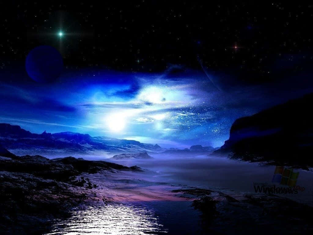 Moonlight 桌布 壁紙 — 一個宇宙夜景，發光的藍色月亮籠罩在霧氣繚繞的山脈和反射的河流之上，星空下有一顆行星和一顆彗星。