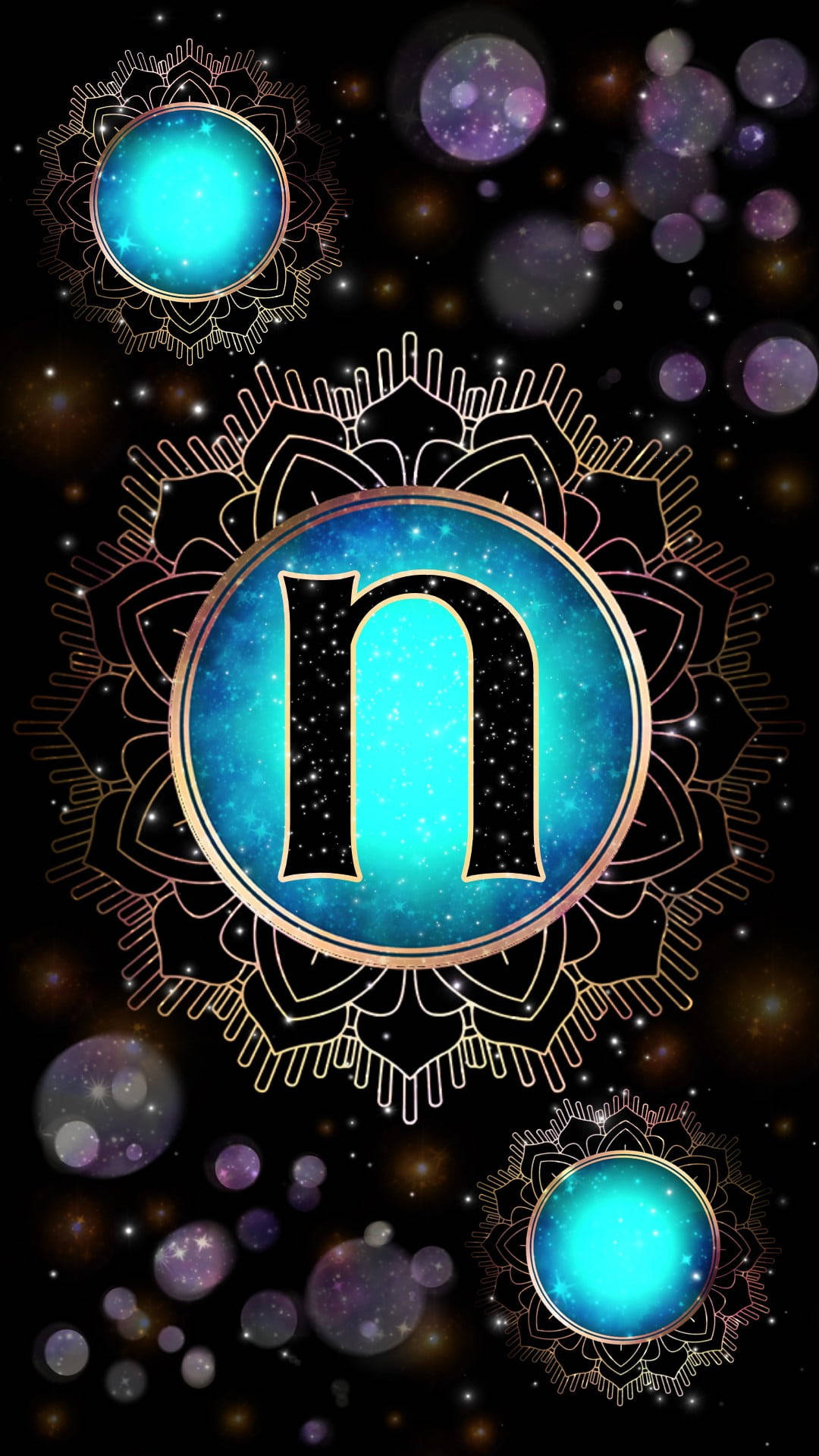 Bokeh 桌布 壁紙 — 一個宇宙字母 N 在華麗的曼陀羅框架內發光，背景是帶有紫色散景燈光的星空黑色背景。