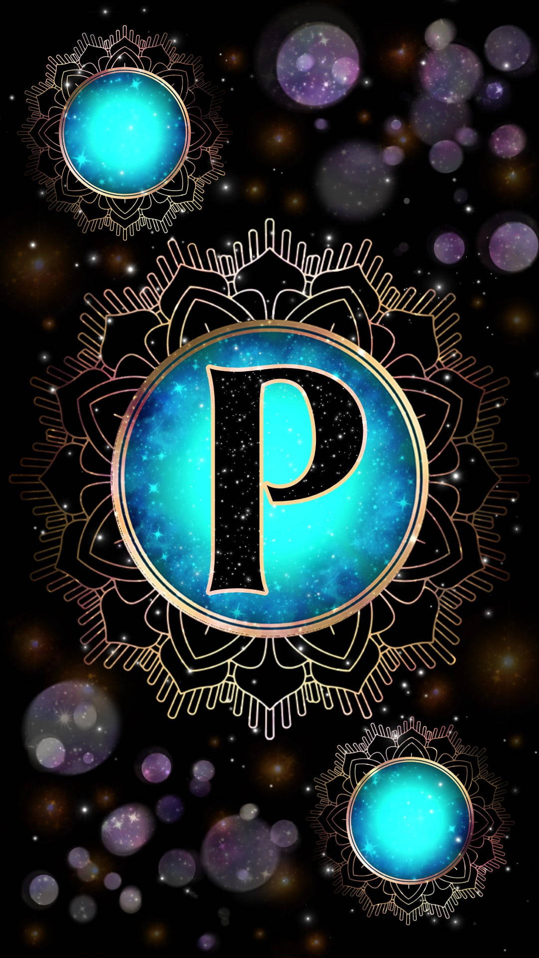 字母P 桌布 壁紙 — 一個宇宙字母P，位於發光的藍色星系球體中，周圍環繞著華麗的曼陀羅圖案和漂浮球體，背景是星光閃爍的黑色。
