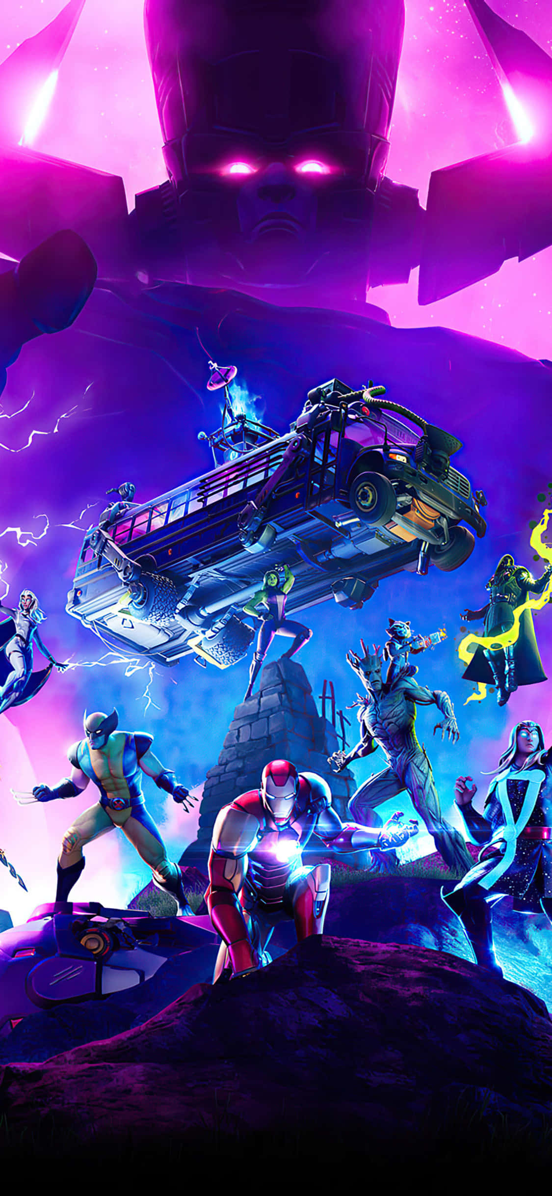 Fortnite iPhone 桌布 壁紙 — 一個宇宙戰鬥場景，超級英雄和一輛飛行的校車在一個巨大的紫色反派威脅下展開對決。