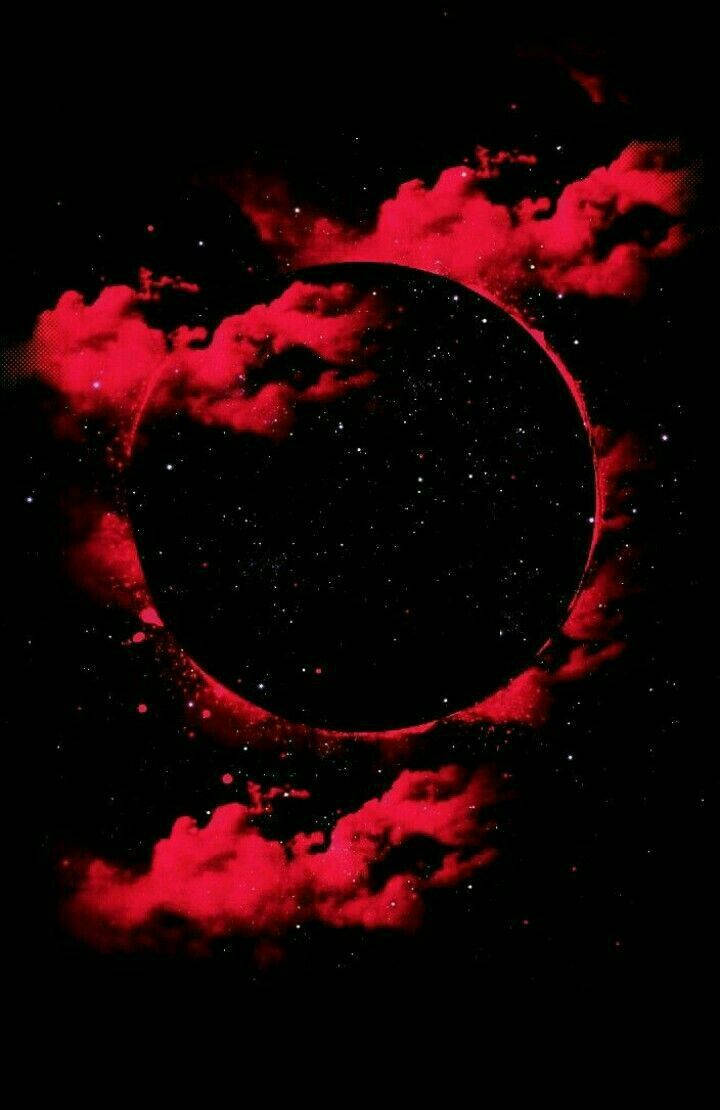 紅黑美學 桌布 壁紙 — 一個宇宙日食，被鮮紅色的星雲雲彩環繞，背景是繁星點點的黑色虛空。