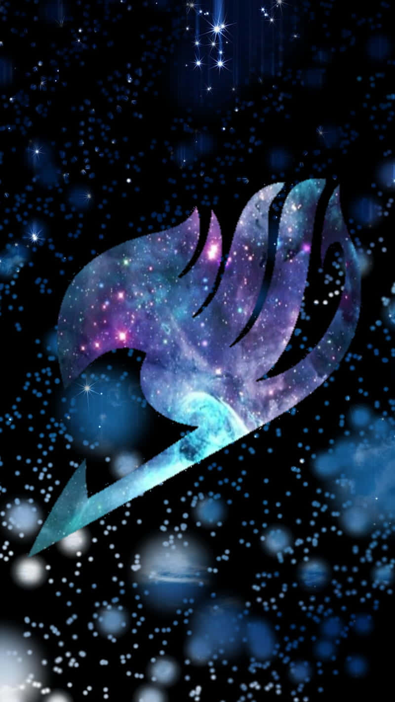 Fairy Tail Logo 桌布 壁紙 — 一個宇宙星系在風格化的龍徽章內旋轉，背景是繁星點點的夜空和發光的散景燈光。