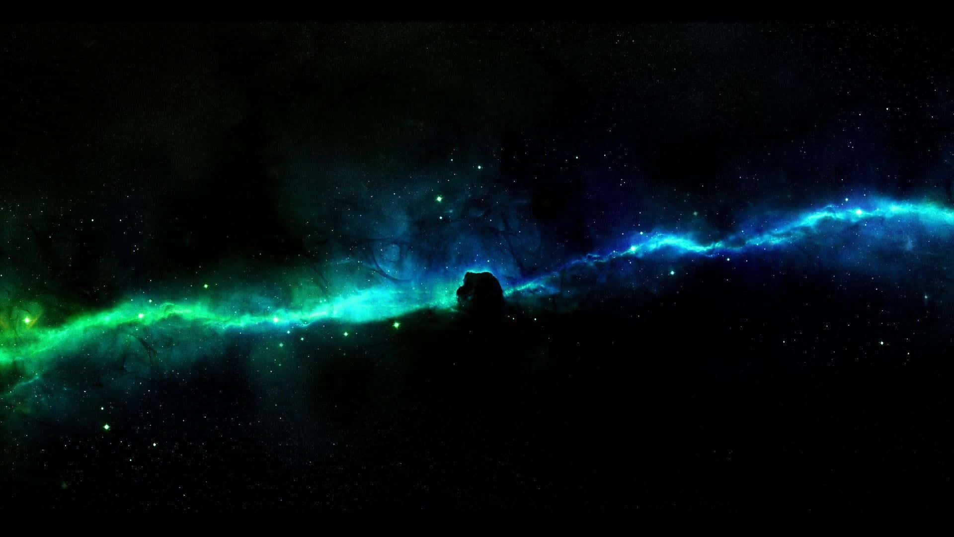 Green Galaxy 桌布 壁紙 — 一個宇宙星雲，充滿鮮綠色和藍色的發光氣體，橫跨佈滿星星的虛空，前景有一個黑暗的剪影。
