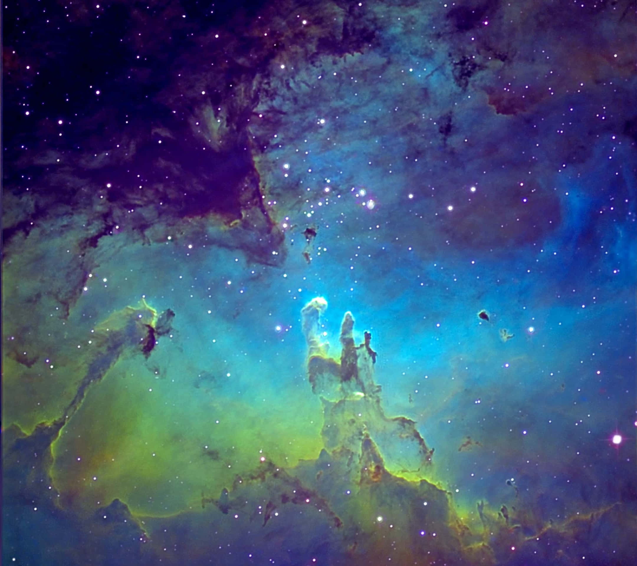 銀河 桌布 壁紙 — 一個宇宙星雲，在深空中帶有發光的藍綠色柱狀物和紫色星場。