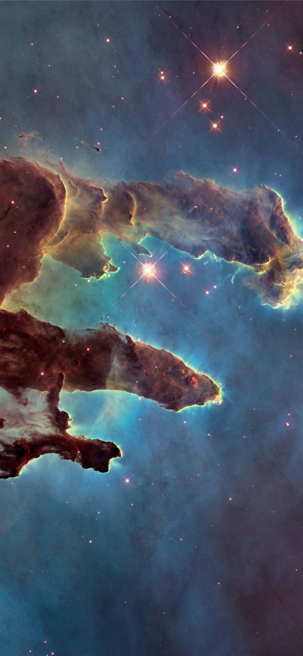 Deep Space 桌布 壁紙 — 一個宇宙星雲，在深邃太空背景下，由明亮恆星照亮，散發著藍色和橙色光芒的氣體雲。