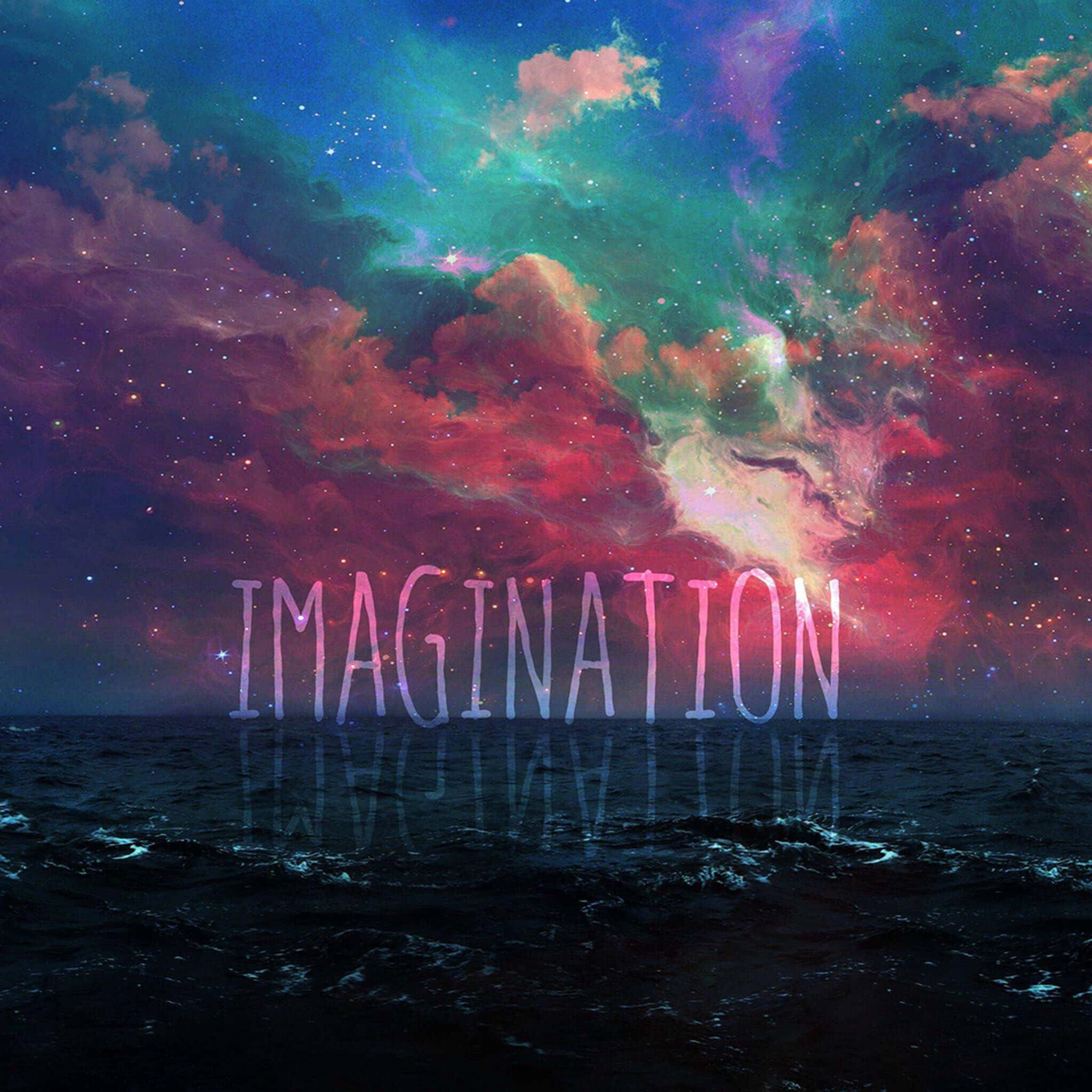 Imaginative 桌布 壁紙 — 一個宇宙星雲，帶有旋轉的紅色、綠色和藍色雲彩，倒映在黑暗的海浪中，下方是「IMAGINATION」這個詞。