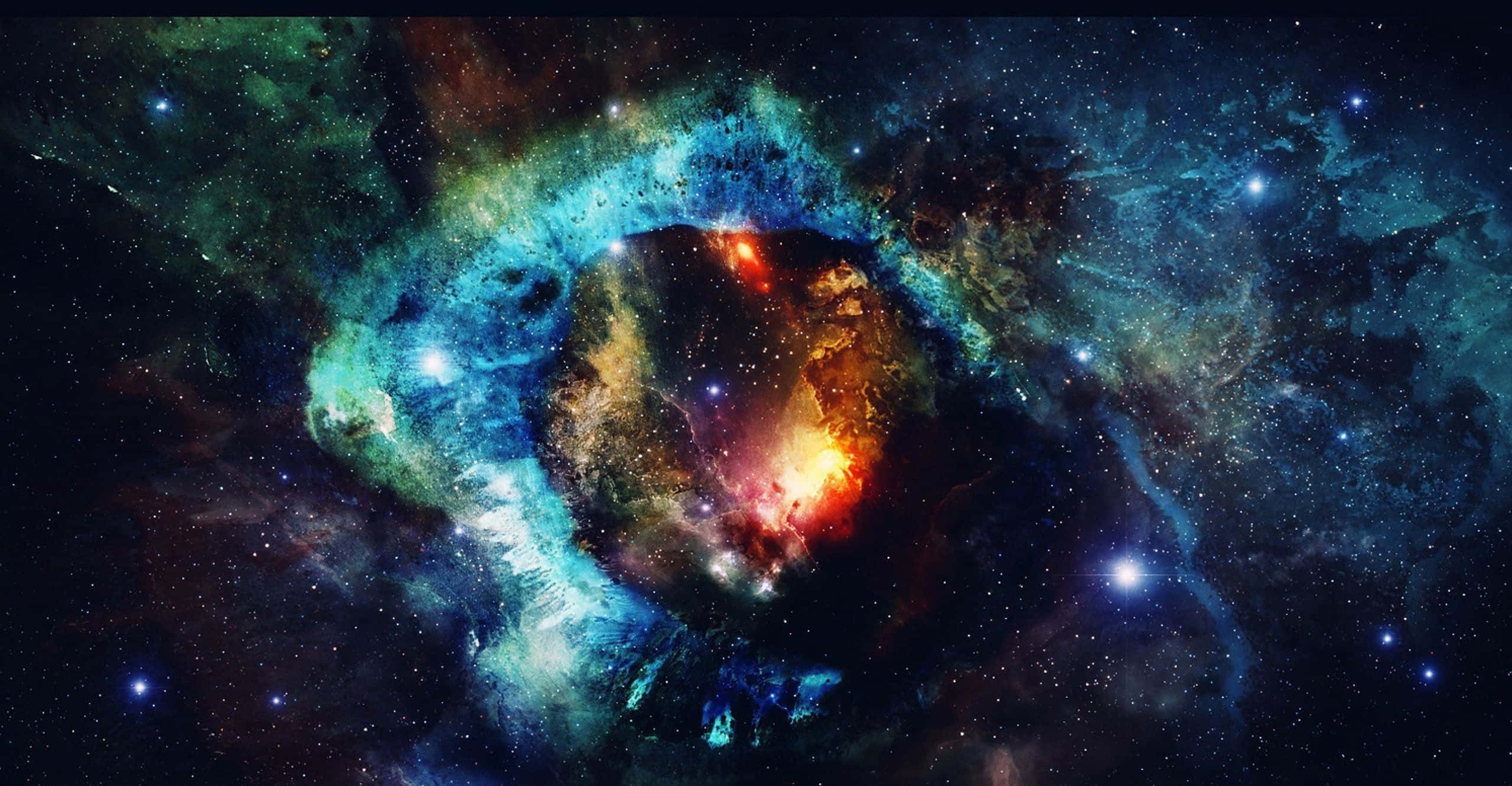 酷炫太空 桌布 壁紙 — 一個宇宙星雲，帶有旋轉的藍綠色和橙色氣體，在星空中發光。