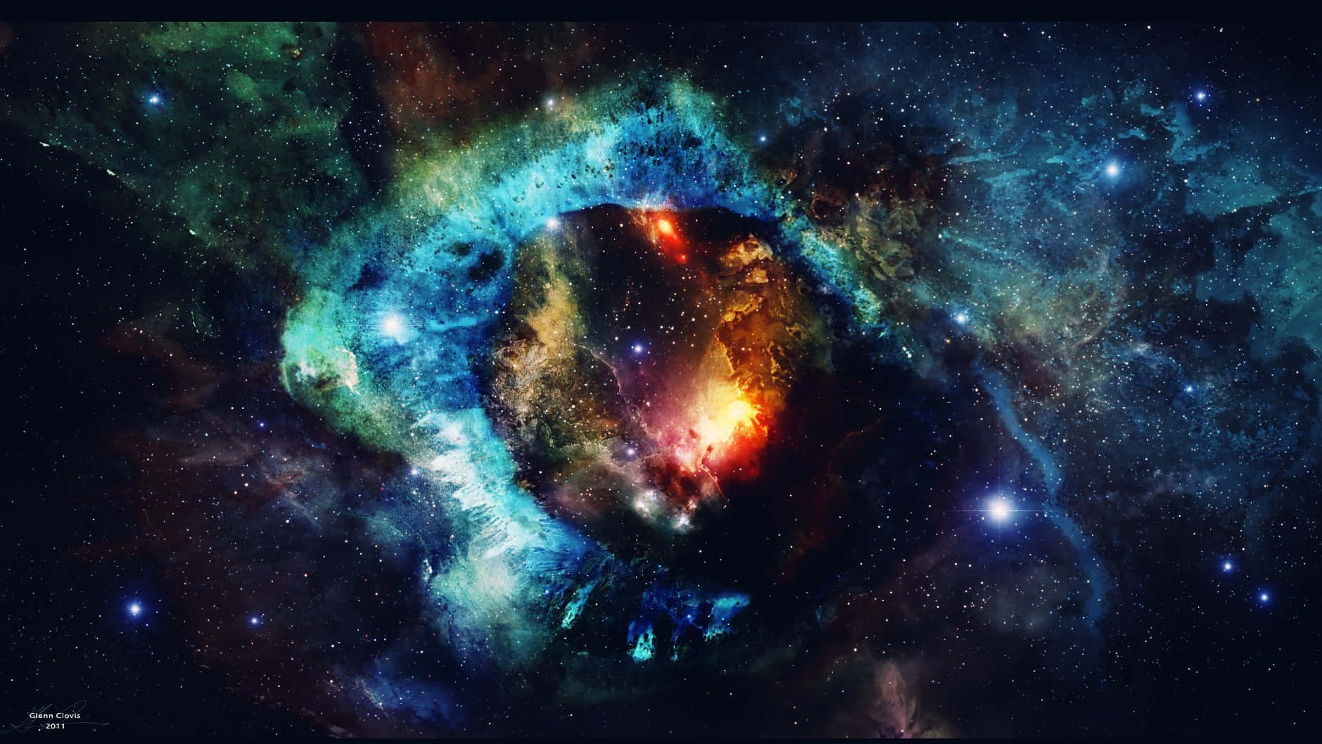 銀河 桌布 壁紙 — 一個宇宙星雲，帶有旋轉的青綠色和橙色氣體，在星空中發光。