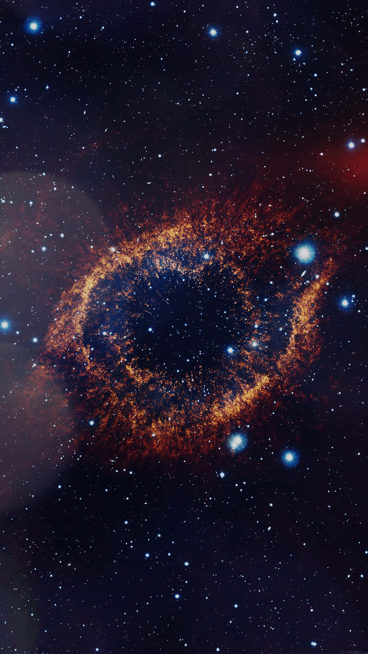 桌布 壁紙 — 一個宇宙星雲，帶有火橙色觸手圍繞黑暗中心旋轉，背景是藍色和白色星星的星場。