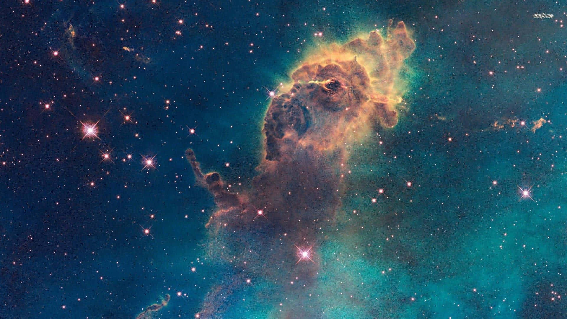 1920 X 1080 Nebula 桌布 壁紙 — 一個宇宙星雲，帶有發光的橙色和藍綠色雲層，由明亮的星星照亮，背景是深藍色的星場。
