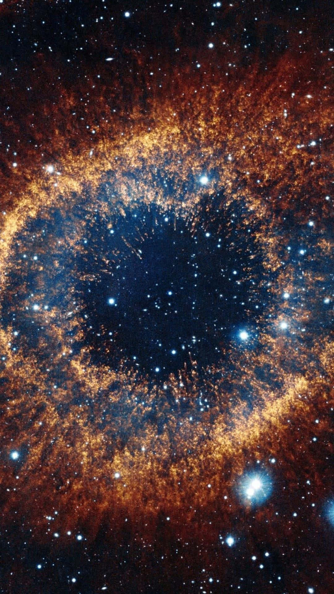 Supernova 桌布 壁紙 — 一個宇宙星雲，帶有發光的橙色絲狀物和明亮的藍色恆星，圍繞著一個黑暗的中心虛空旋轉。
