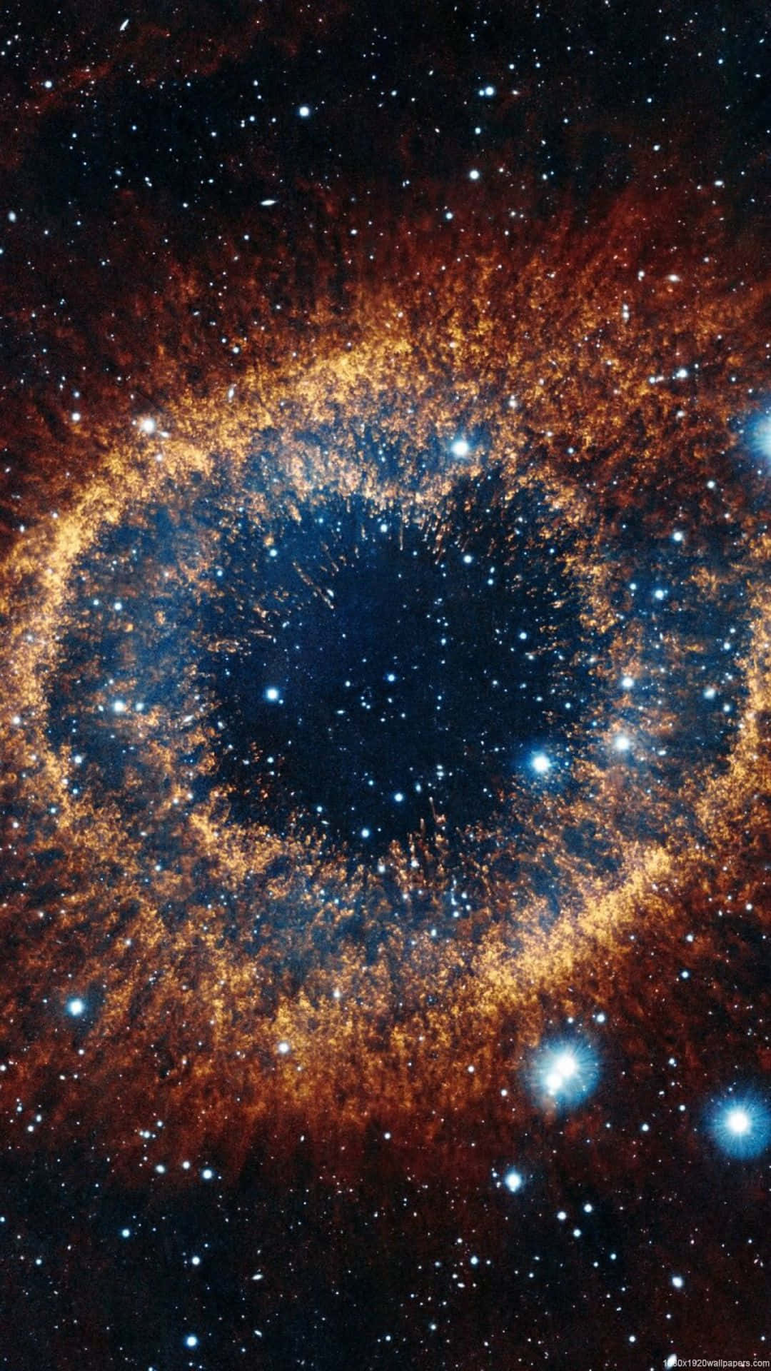 外太空 桌布 壁紙 — 一個宇宙星雲，帶有發光的橙色絲狀物和明亮的藍色恆星，圍繞著一個黑暗的中心空洞旋轉。