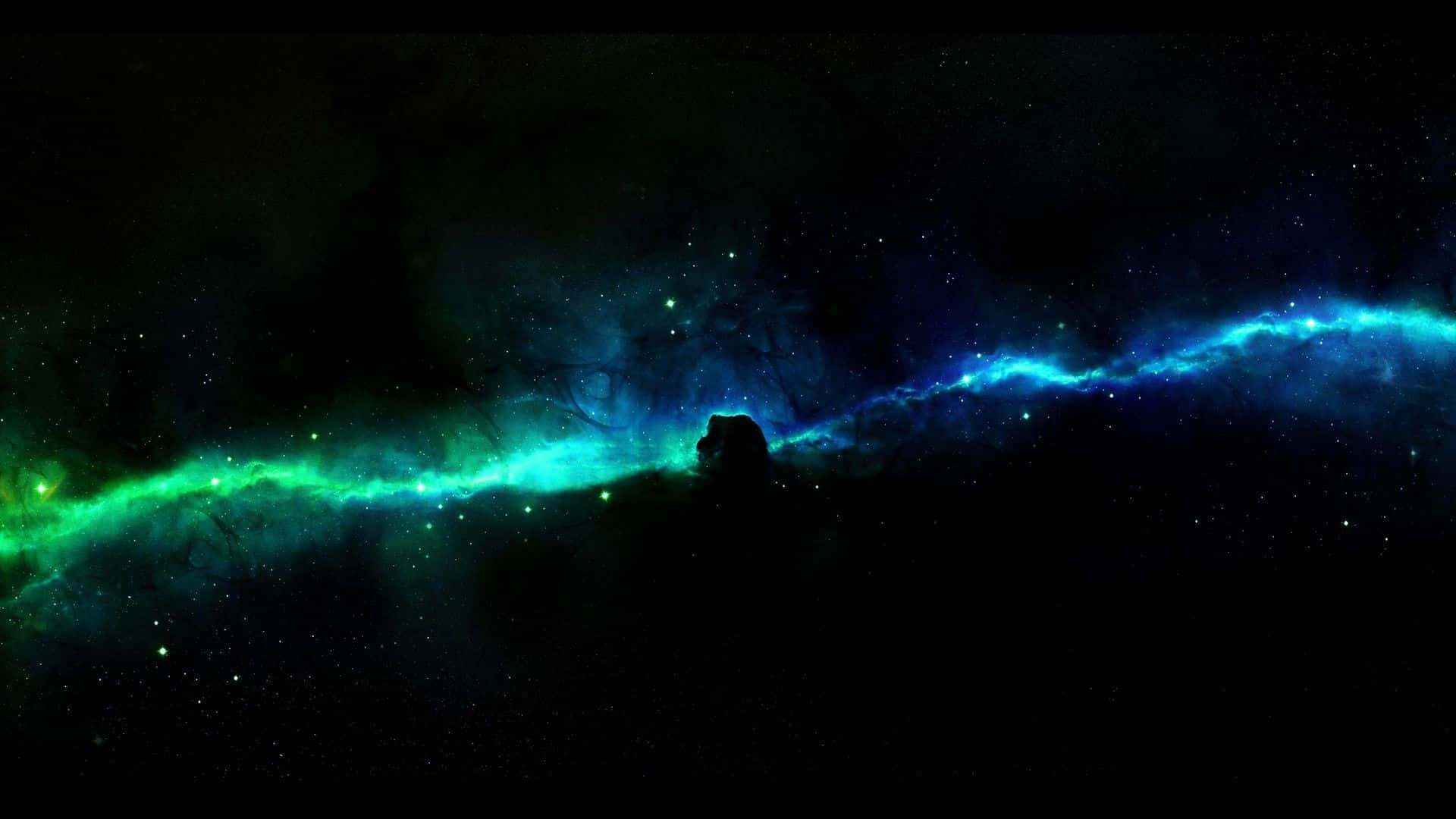 elegant 桌布 壁紙 — 一個宇宙星雲，帶有發光的綠色和藍色觸手，橫跨星場，勾勒出一個黑暗天體的輪廓。