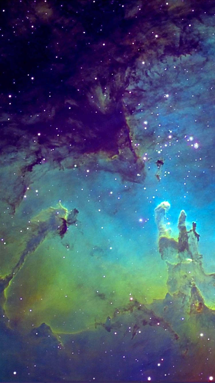銀河 桌布 壁紙 — 一個宇宙星雲，帶有發光的綠色和藍色雲層，以及點綴著閃爍星星的暗色塵埃帶。