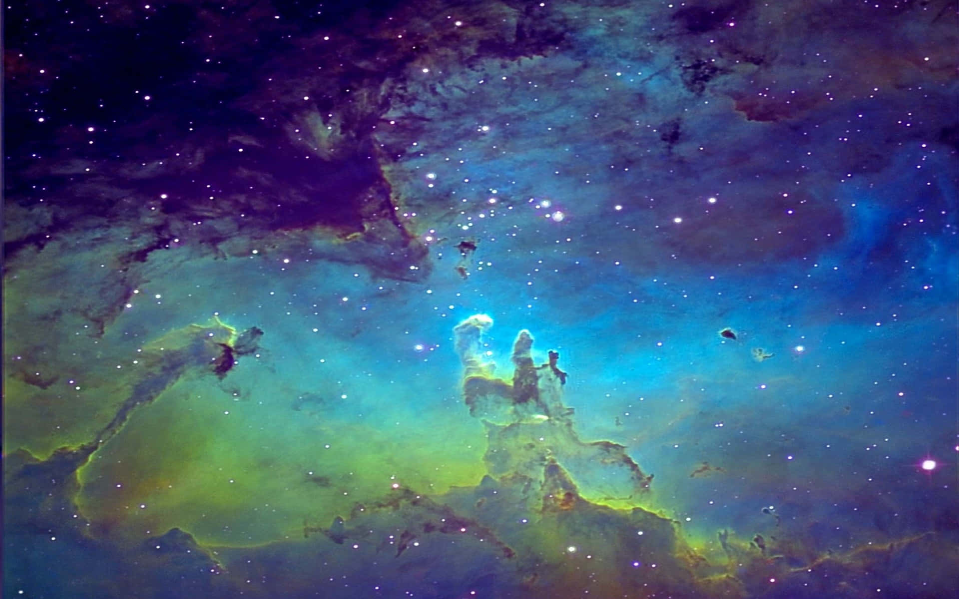 Hipster Galaxy Tumblr 桌布 壁紙 — 一個宇宙星雲，帶有發光的藍色、綠色和紫色雲層，被無數星星照亮，映襯著黑暗虛空。