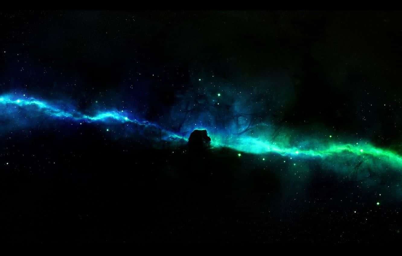 銀河 桌布 壁紙 — 一個宇宙星雲，帶有發光的藍色和綠色雲層，橫跨星場，勾勒出一個黑暗天體的輪廓。