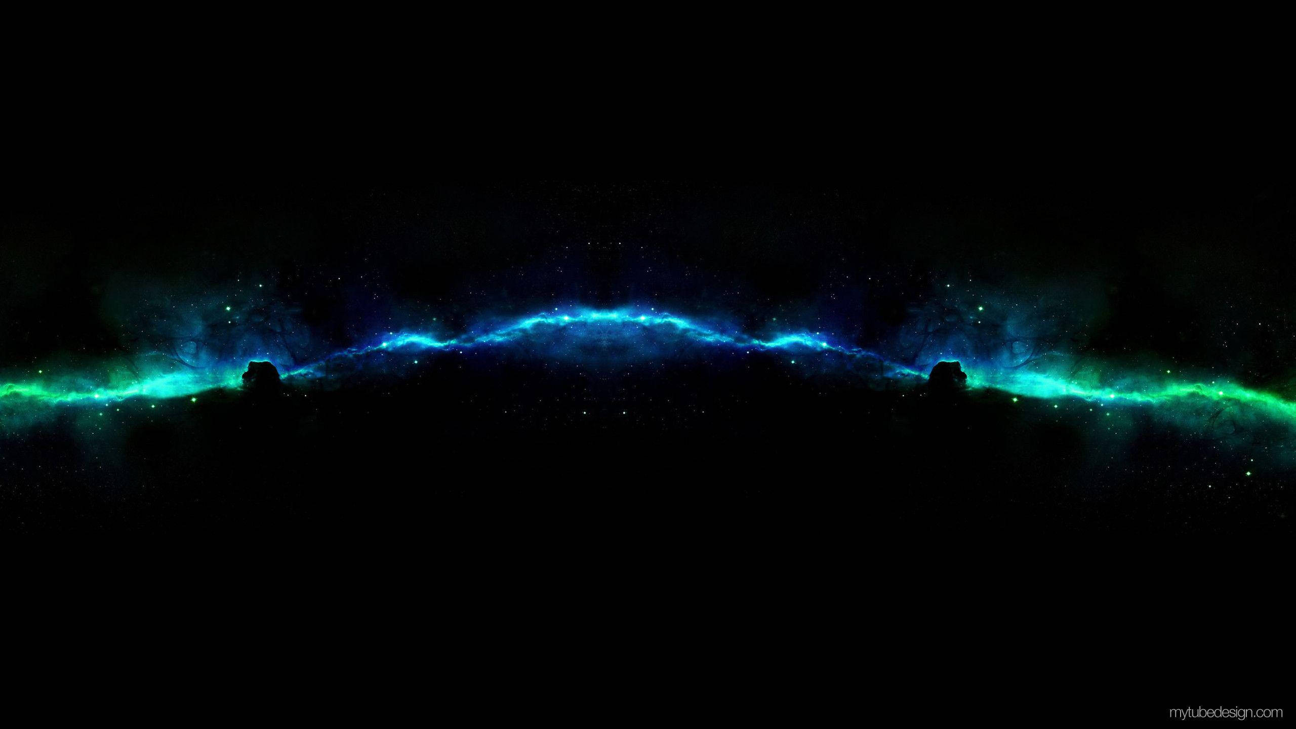 YouTube Banner 桌布 壁紙 — 一個宇宙星雲，帶有發光的藍色和綠色波浪，橫跨佈滿星星的黑色虛空，底部有兩個黑色剪影。