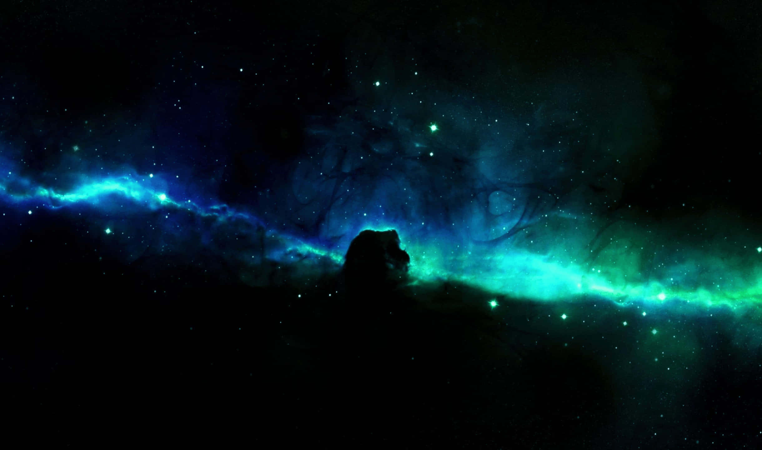 2440x1440 Monitor 桌布 壁紙 — 一個宇宙星雲，帶有發光的藍色和綠色氣體，橫跨星場，將下方的黑暗岩石形成輪廓。