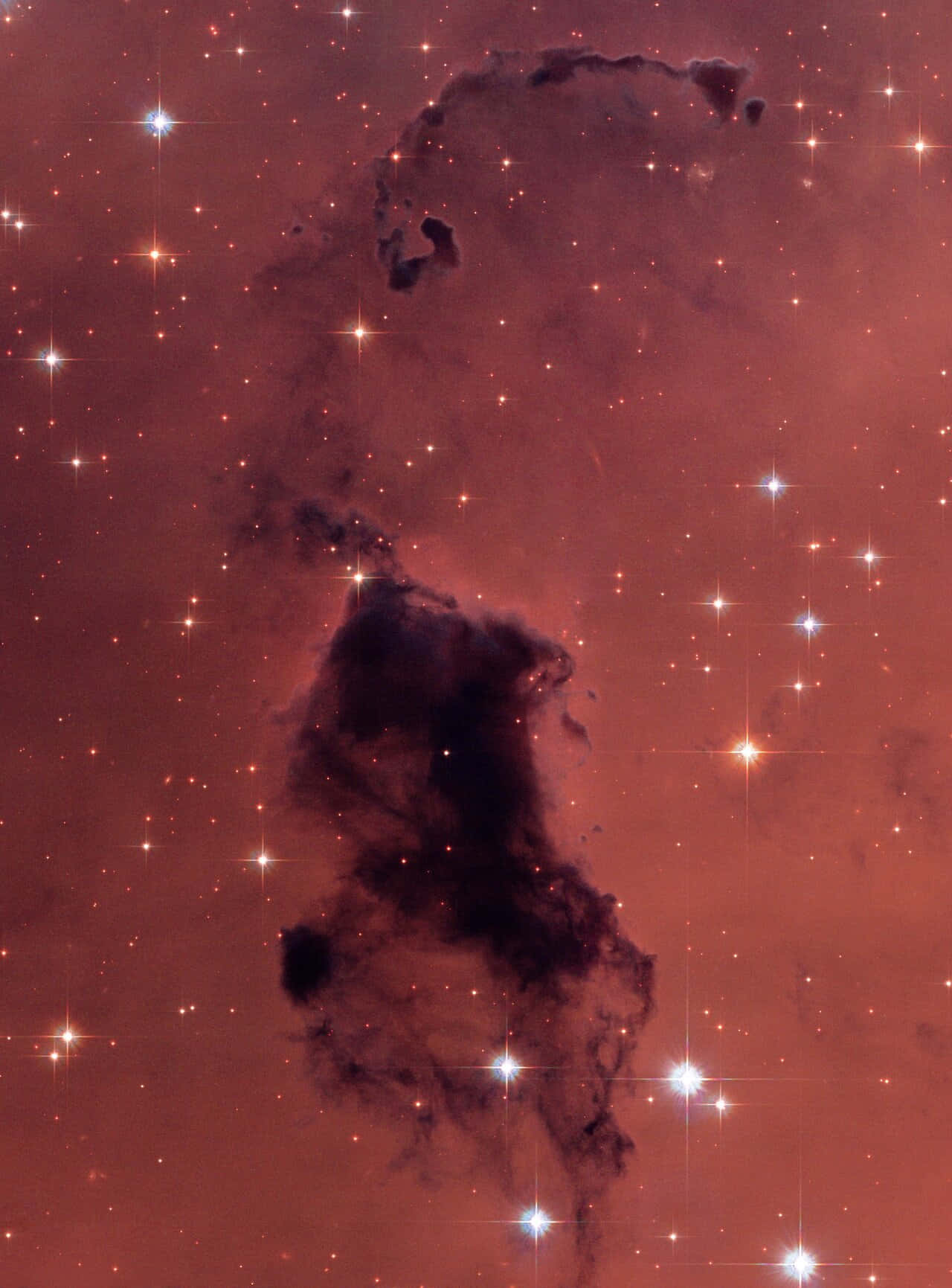 Cosmic Dust 桌布 壁紙 — 一個宇宙星雲，帶有黑暗塵埃雲和發光的紅色氣體，由明亮的恆星在深邃太空背景下照亮。