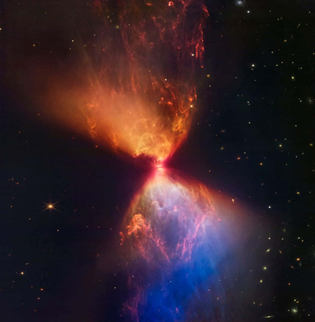 Stars 桌布 壁紙 — 一個宇宙星雲，有火橙色和電藍色的氣體雲從中央恆星噴發，背景是星場。
