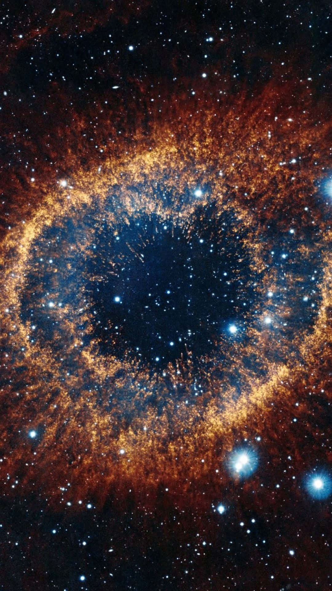 手機 桌布 壁紙 — 一個宇宙星雲，熾熱的橙色觸手圍繞著一個點綴著明亮恆星的深藍色中心旋轉。