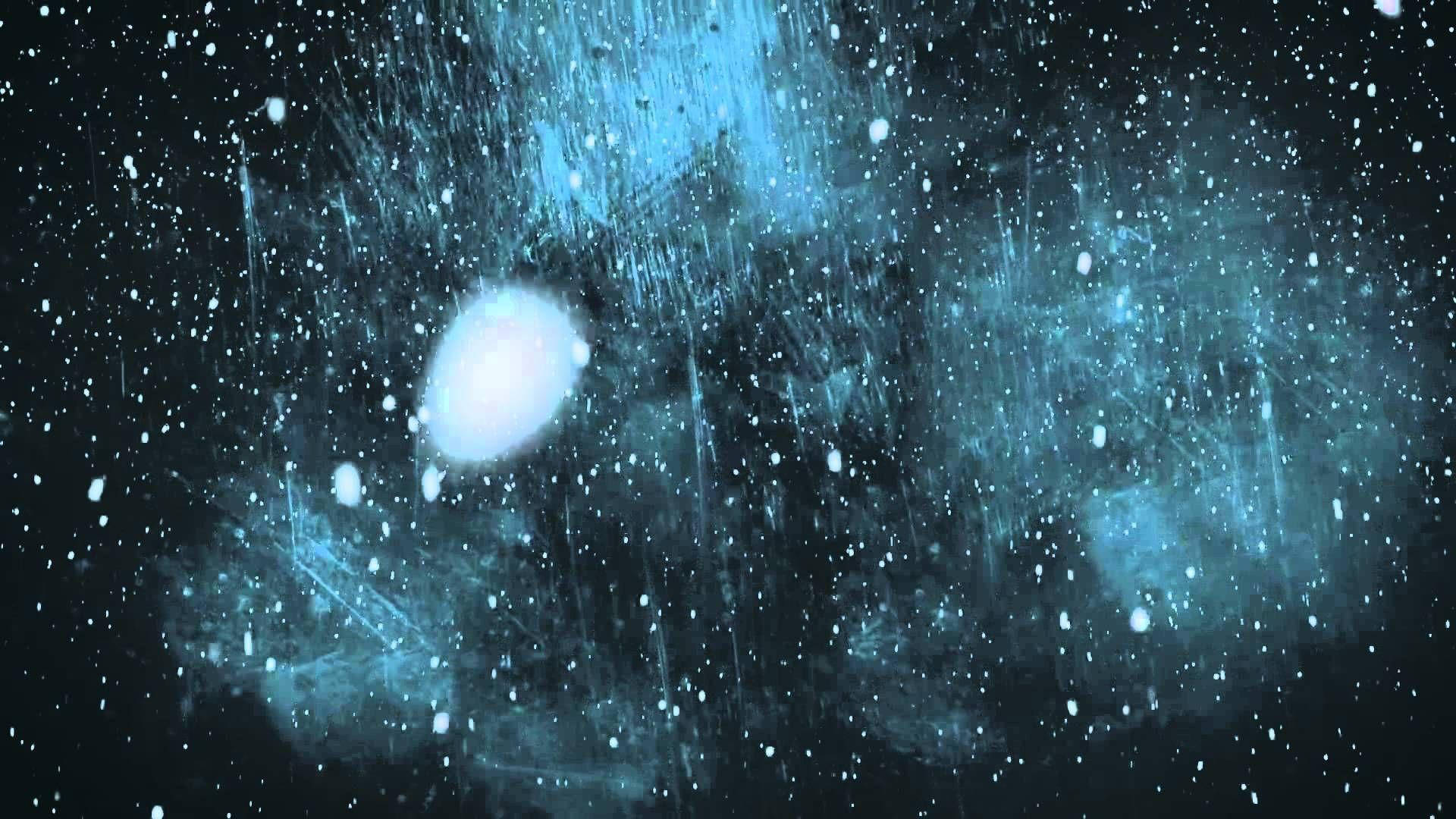 圖形 桌布 壁紙 — 一個宇宙星雲，發光的藍色雲朵和散落的星星在黑暗虛空中。