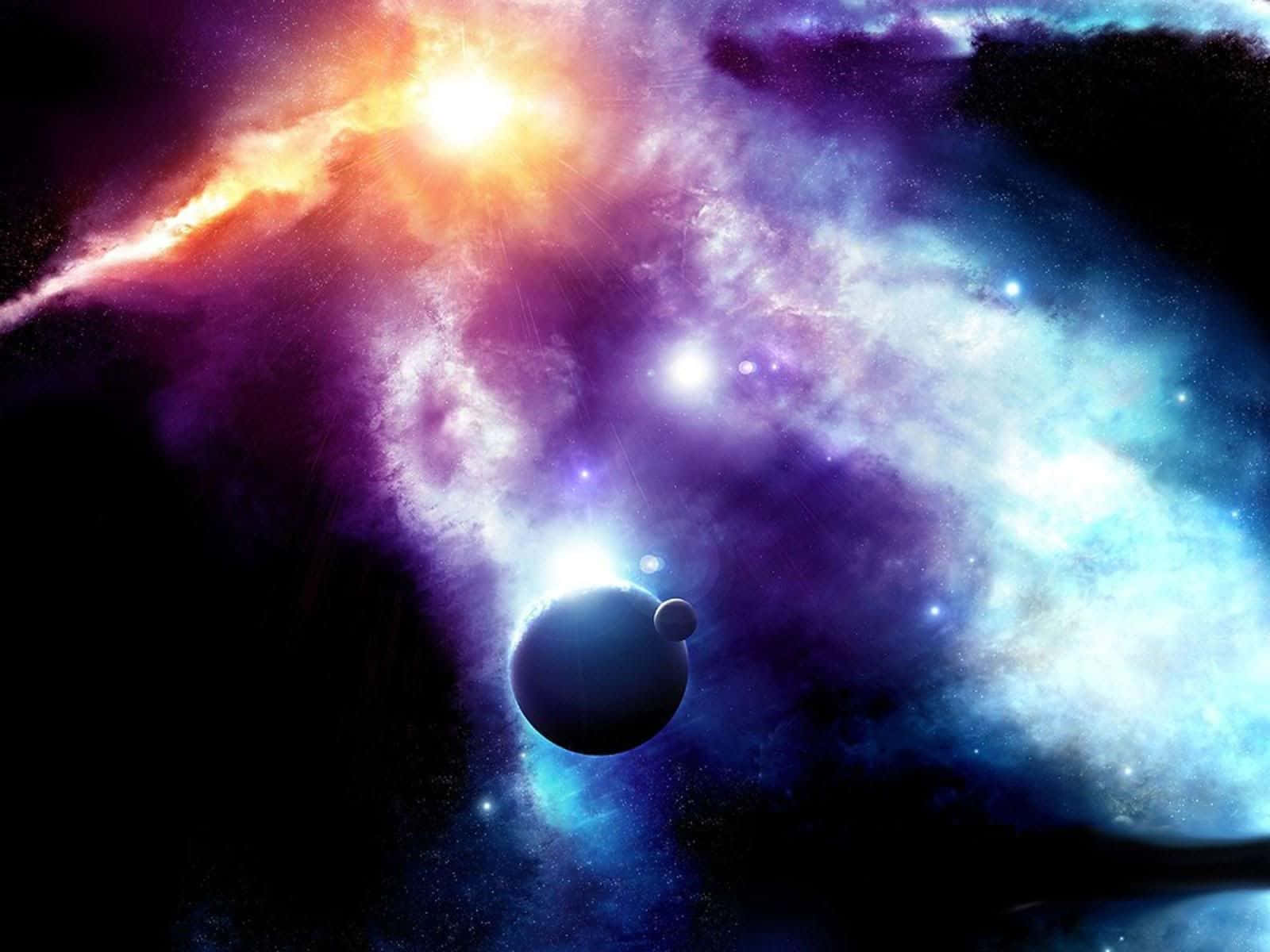 外太空 桌布 壁紙 — 一個宇宙星雲以鮮豔的紫色、藍色和橙色圍繞一顆發光的恆星旋轉，前景有兩顆行星漂浮。