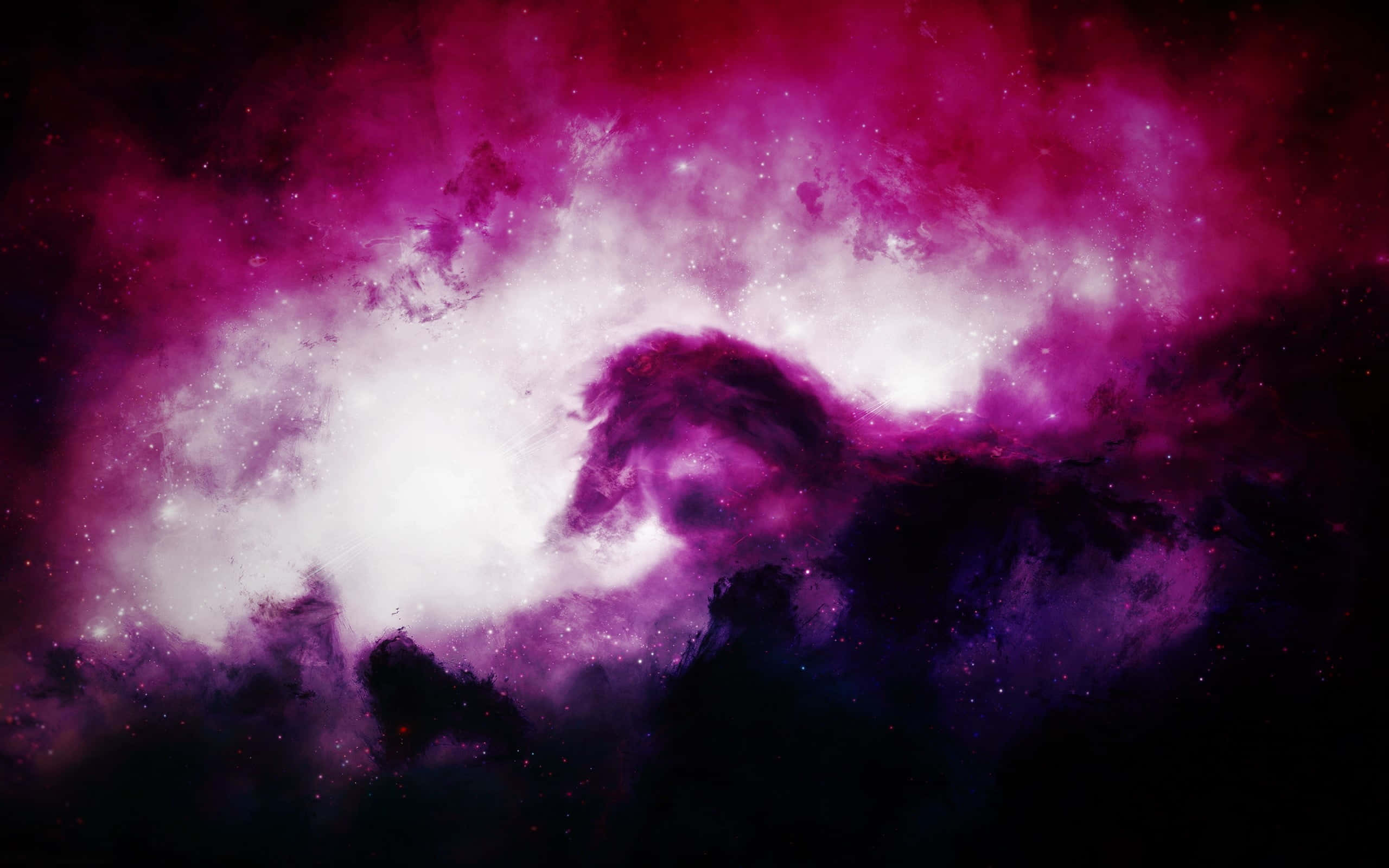 桌布 壁紙 — 一個宇宙星雲在佈滿星星的虛空中，以充滿活力的洋紅色和深紫色色調旋轉。