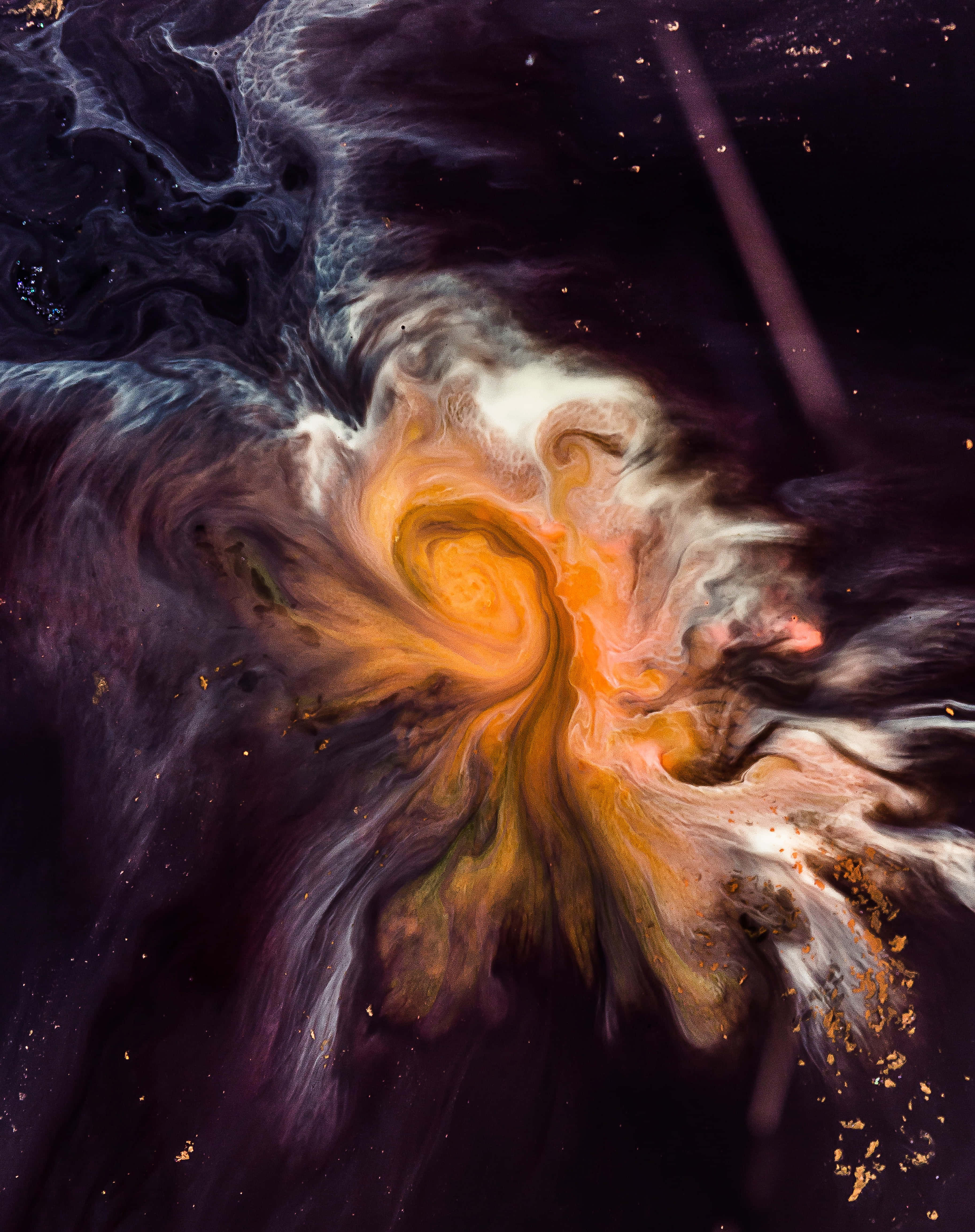 Space Art 桌布 壁紙 — 一個宇宙星雲在佈滿星星的虛空中旋轉，呈現火熱的橙色和冷紫色調。