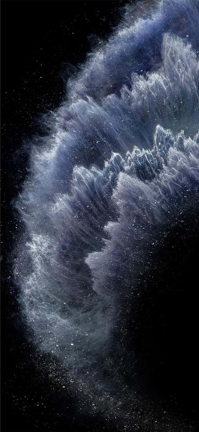 iPhone 11 桌布 壁紙 — 一個宇宙星雲在佈滿星星的黑色虛空中以深藍色和白色旋轉，形成鋸齒狀的波浪雲。