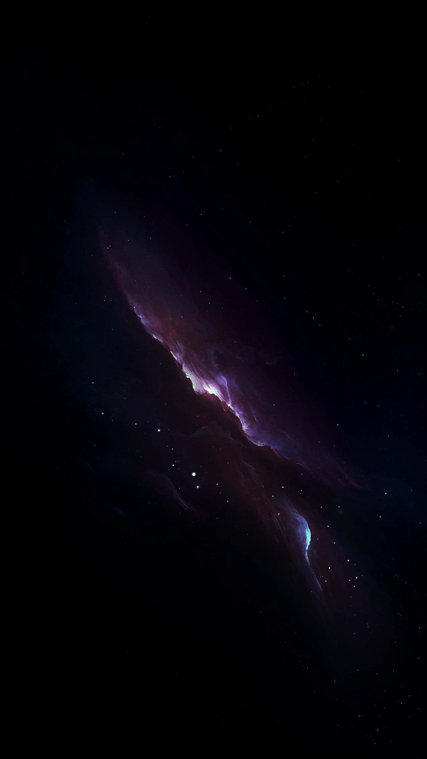 iPhone Xs Oled 桌布 壁紙 — 一個宇宙星雲在佈滿星星的黑色虛空中散發出鮮豔的紫色和藍色色調。