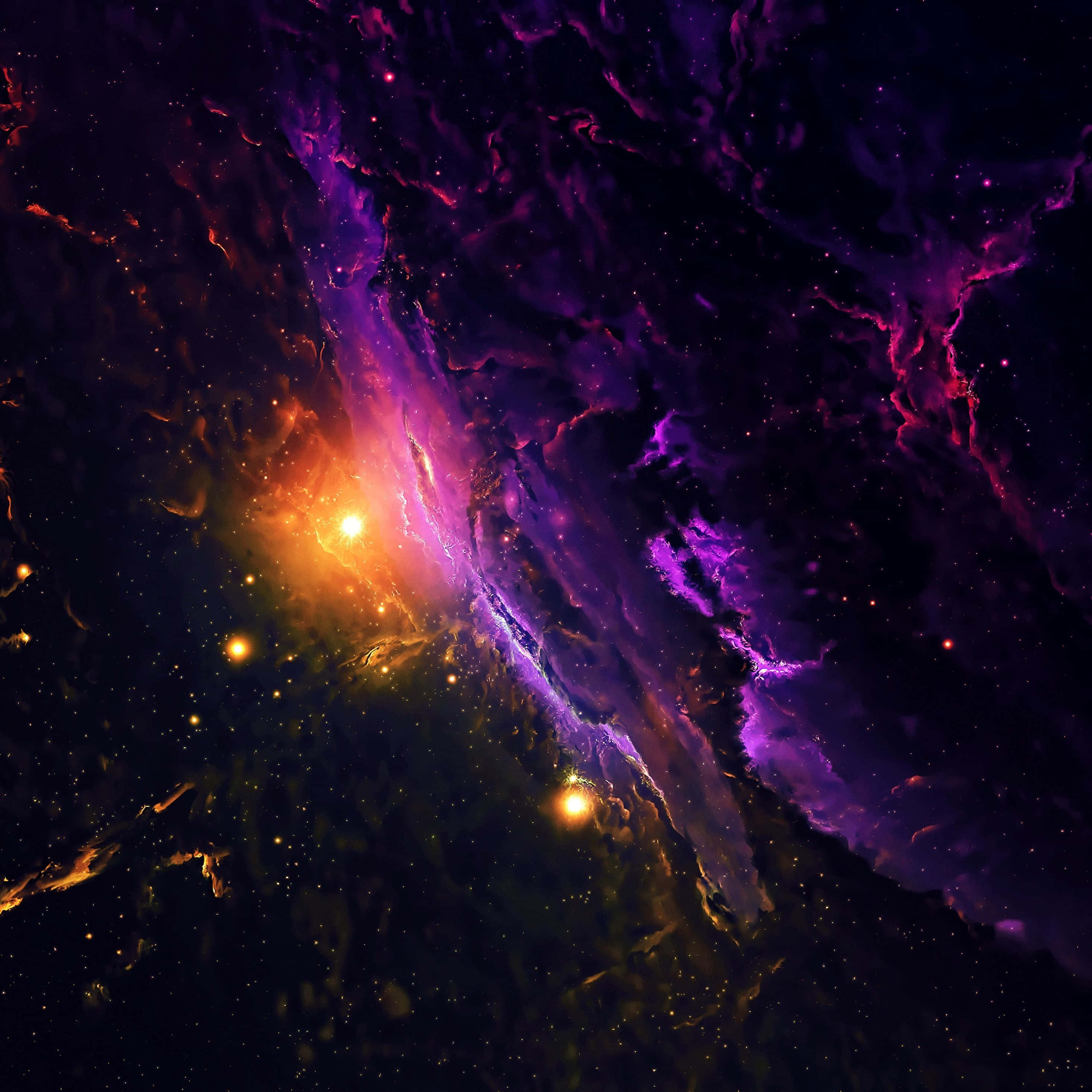 桌布 壁紙 — 一個宇宙星雲在佈滿星星的黑色虛空中旋轉，帶有充滿活力的紫色和火橙色氣體雲。