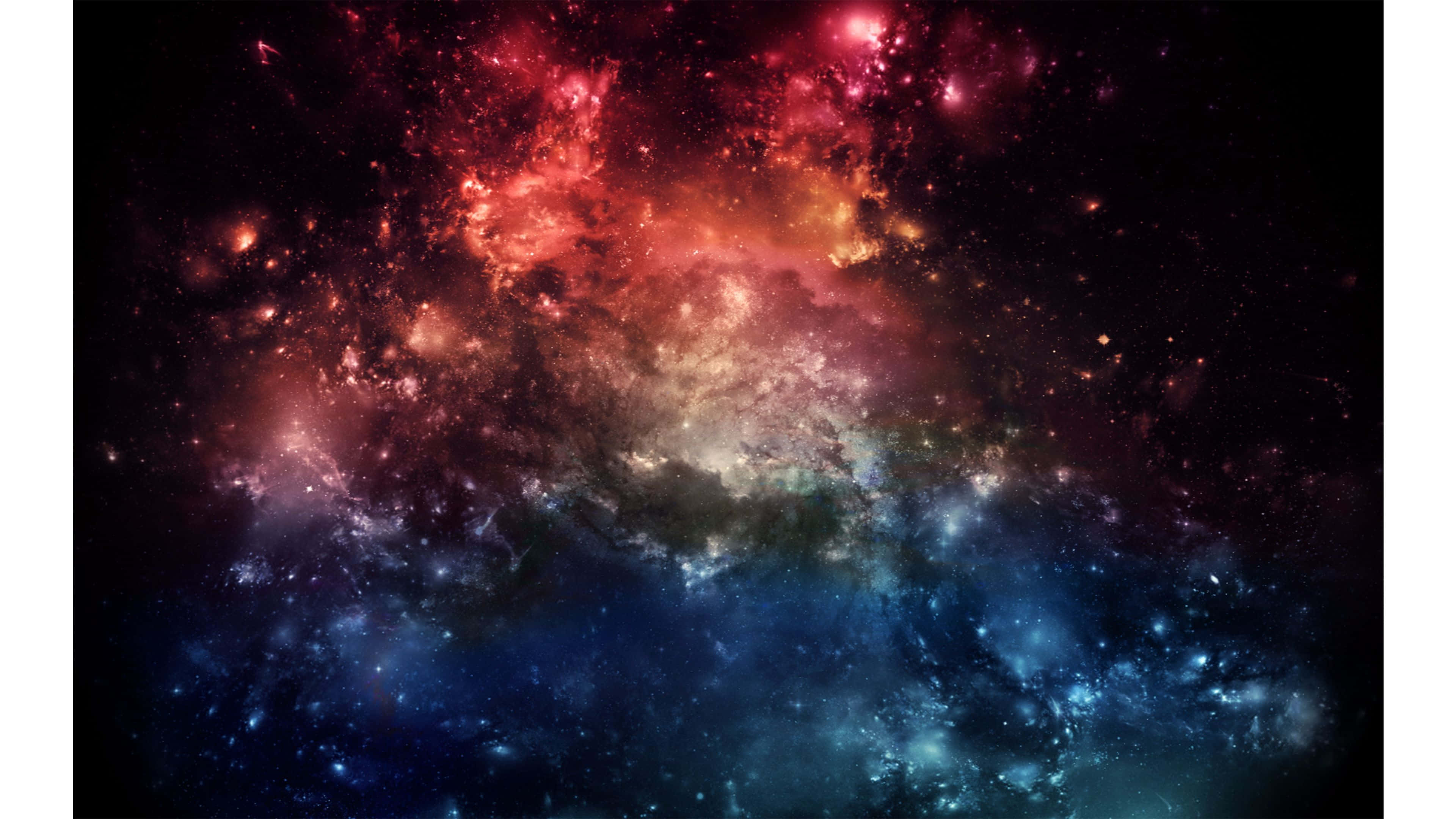 Real Space 桌布 壁紙 — 一個宇宙星雲在佈滿星星的黑色虛空中旋轉，呈現火紅與深藍色調。