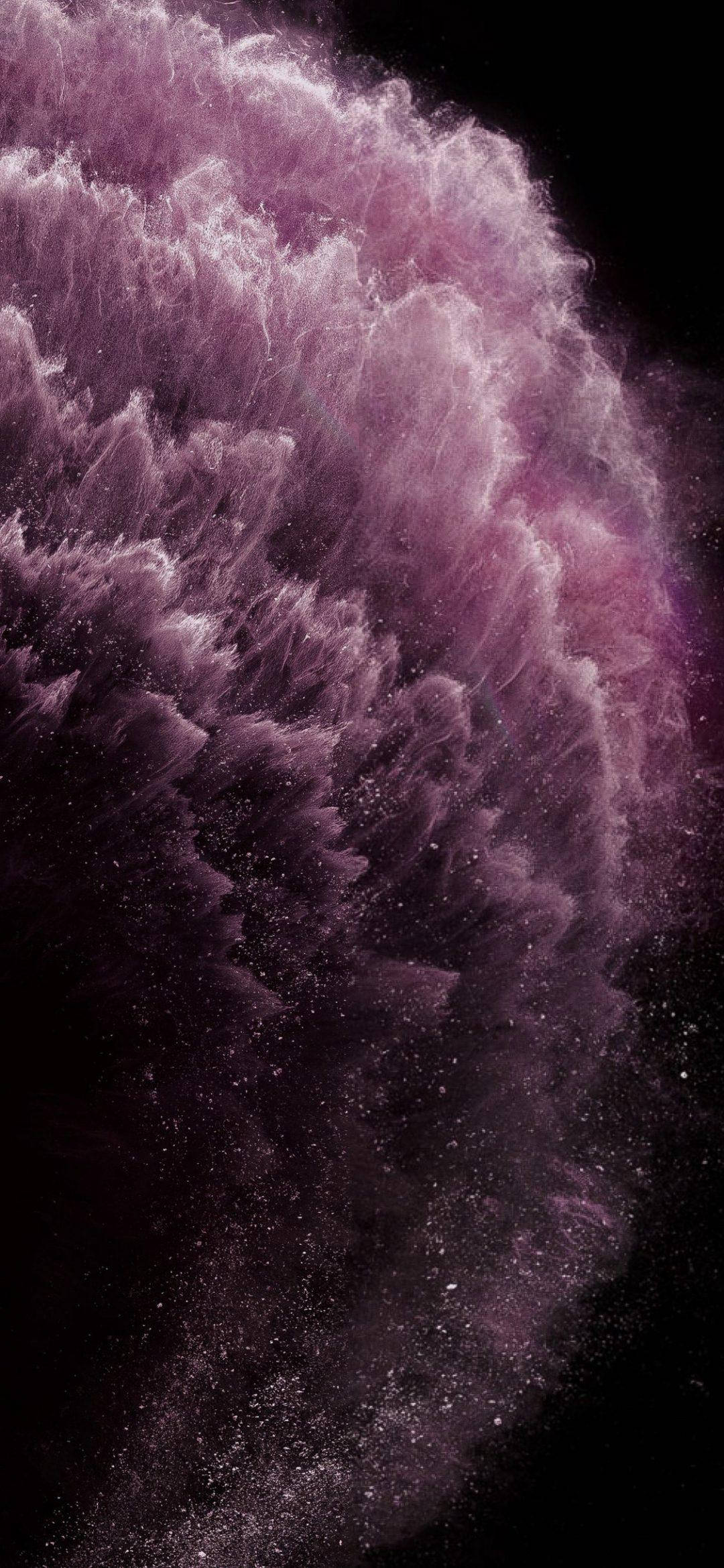 Pink iPhone Xr 桌布 壁紙 — 一個宇宙星雲在佈滿星辰的黑色虛空中以深紫色和白色旋轉，形成一道雄偉的天體波。