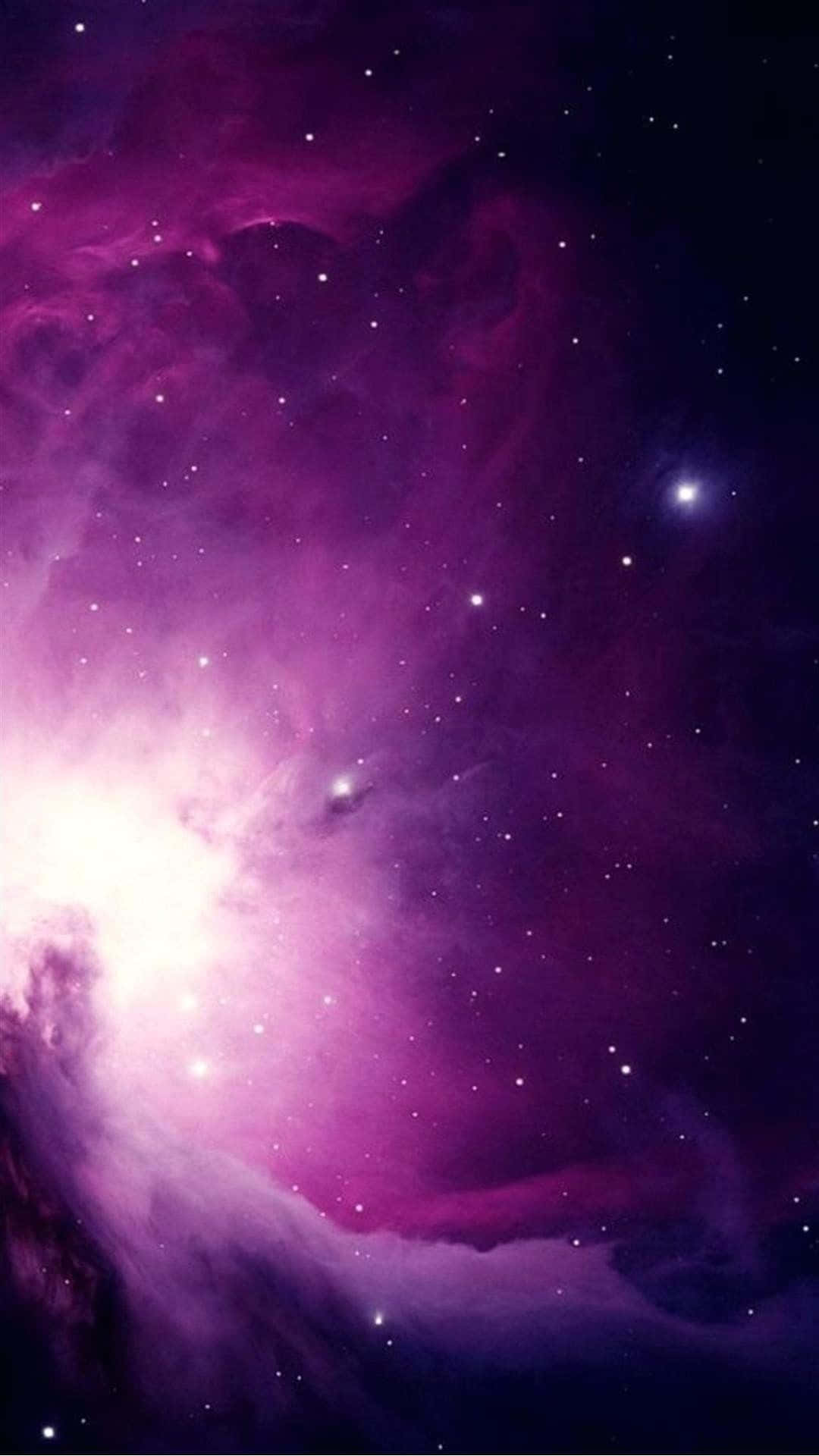 Purple Phone 桌布 壁紙 — 一個宇宙星雲在充滿星星的背景中，以鮮豔的紫色和粉紅色旋轉，中心有一個明亮耀眼的核心。
