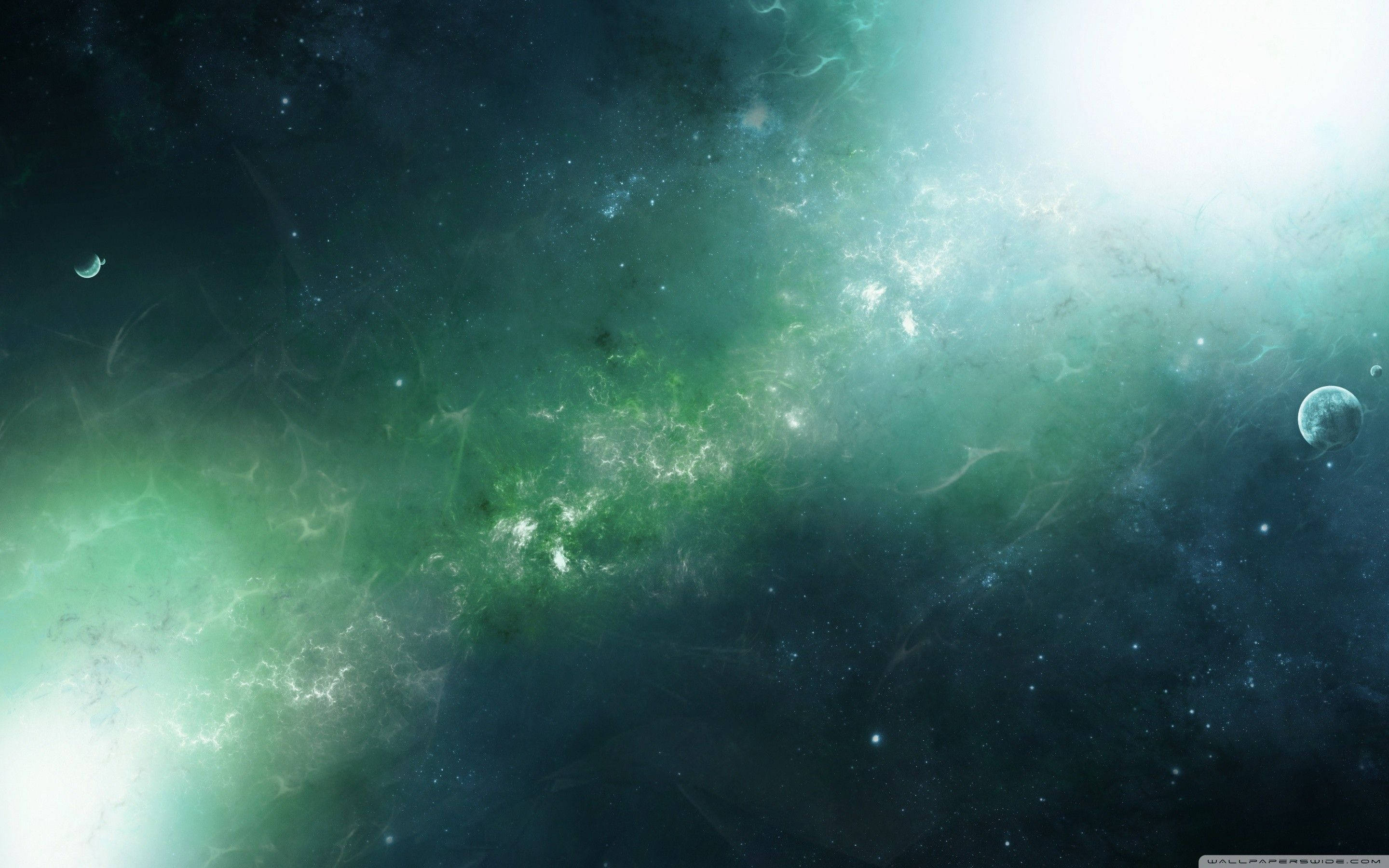 綠色天空 桌布 壁紙 — 一個宇宙星雲在充滿星星的虛空中以鮮豔的綠色和藍綠色旋轉，遙遠的行星柔和地發光。