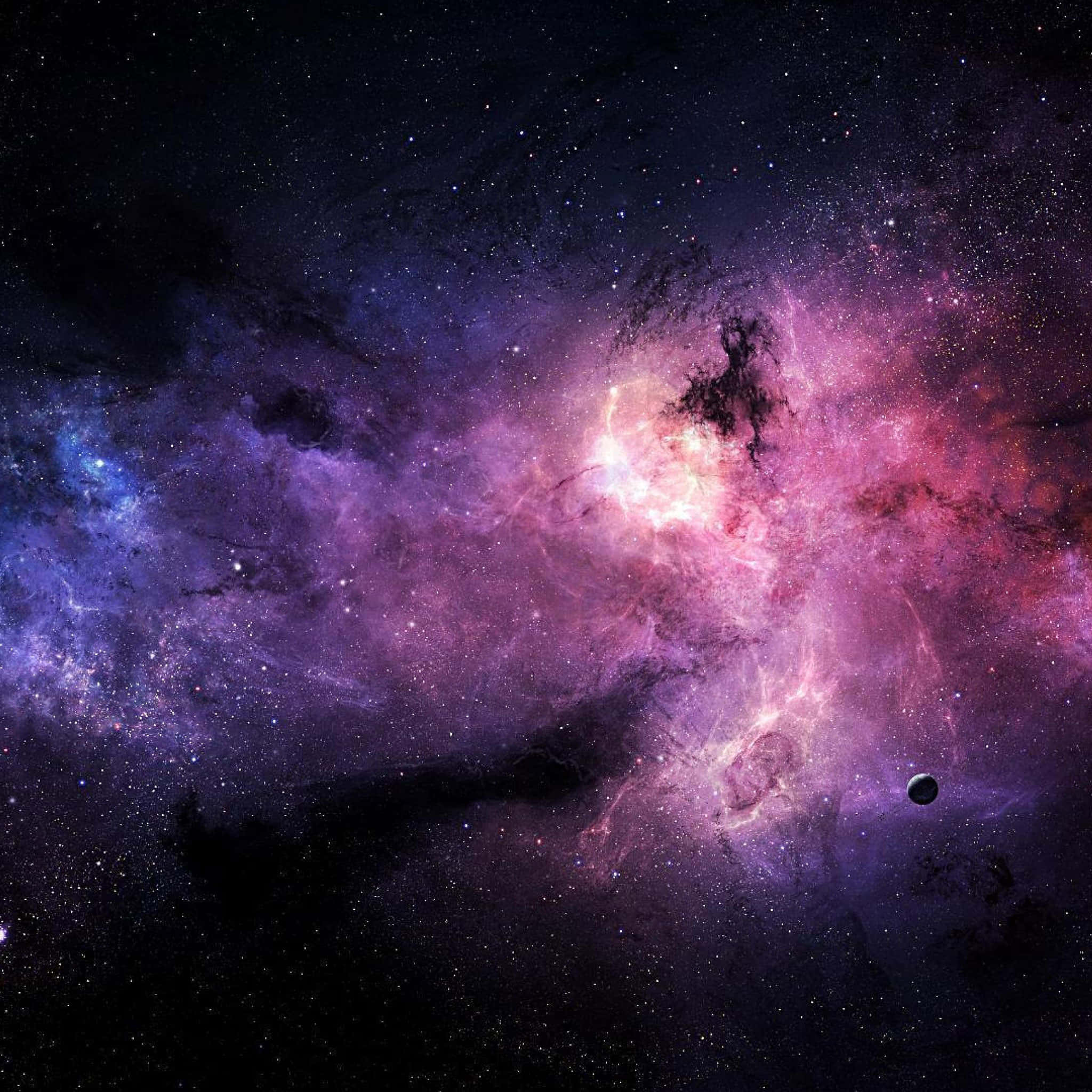 Space Zoom 桌布 壁紙 — 一個宇宙星雲在充滿活力的粉紅色、紫色和藍色中旋轉，背景是星場，附近有一顆小行星漂浮。