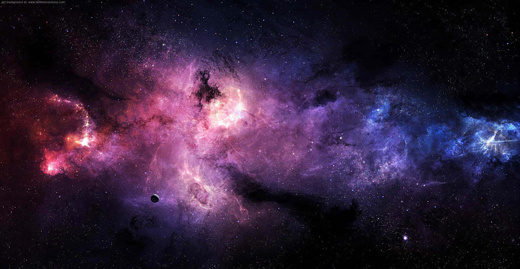 好看 桌布 壁紙 — 一個宇宙星雲在充滿活力的粉紅色、紫色和藍色中旋轉，背景是星空，附近漂浮著一顆小行星。