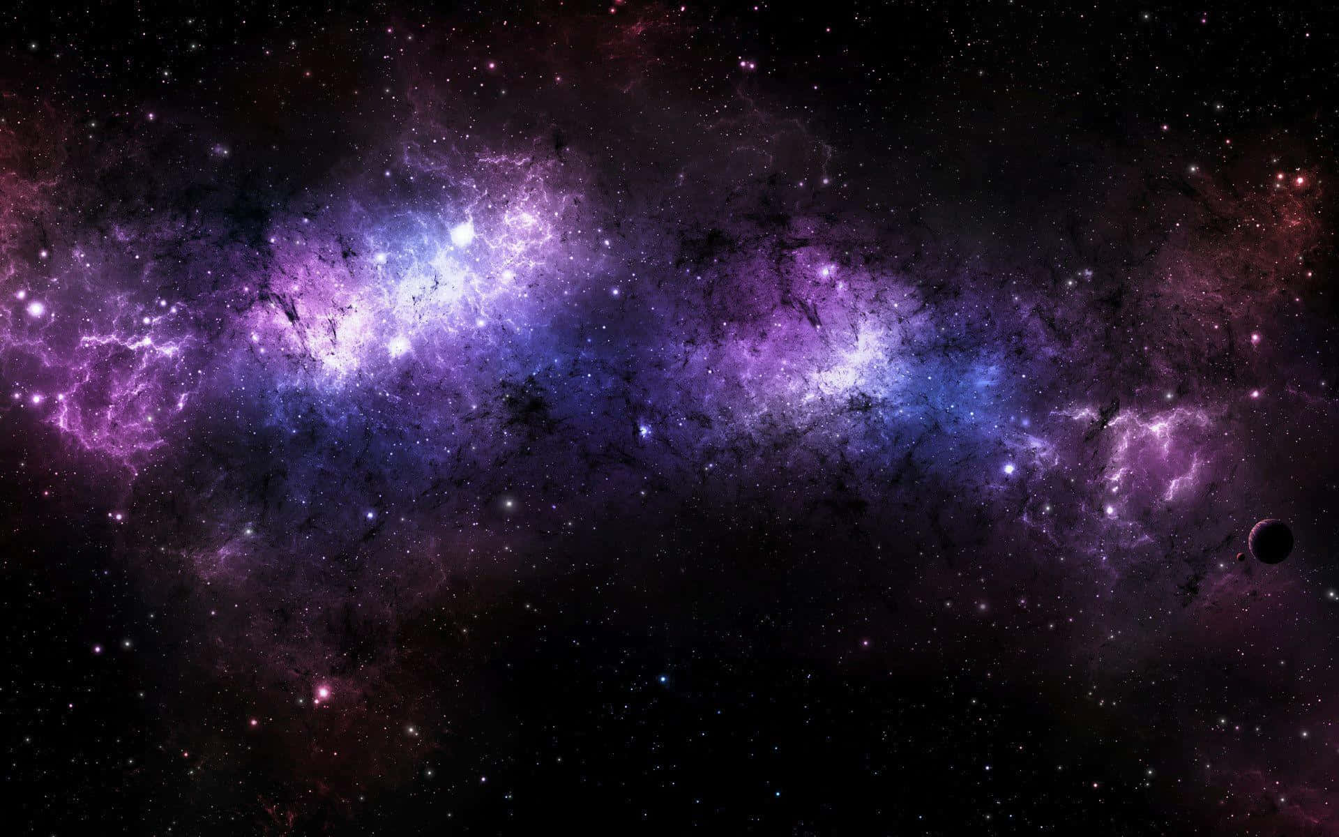 Purple Space 桌布 壁紙 — 一個宇宙星雲在充滿活力的紫色和藍色中旋轉，背景是星場，角落裡有一顆黑暗行星。