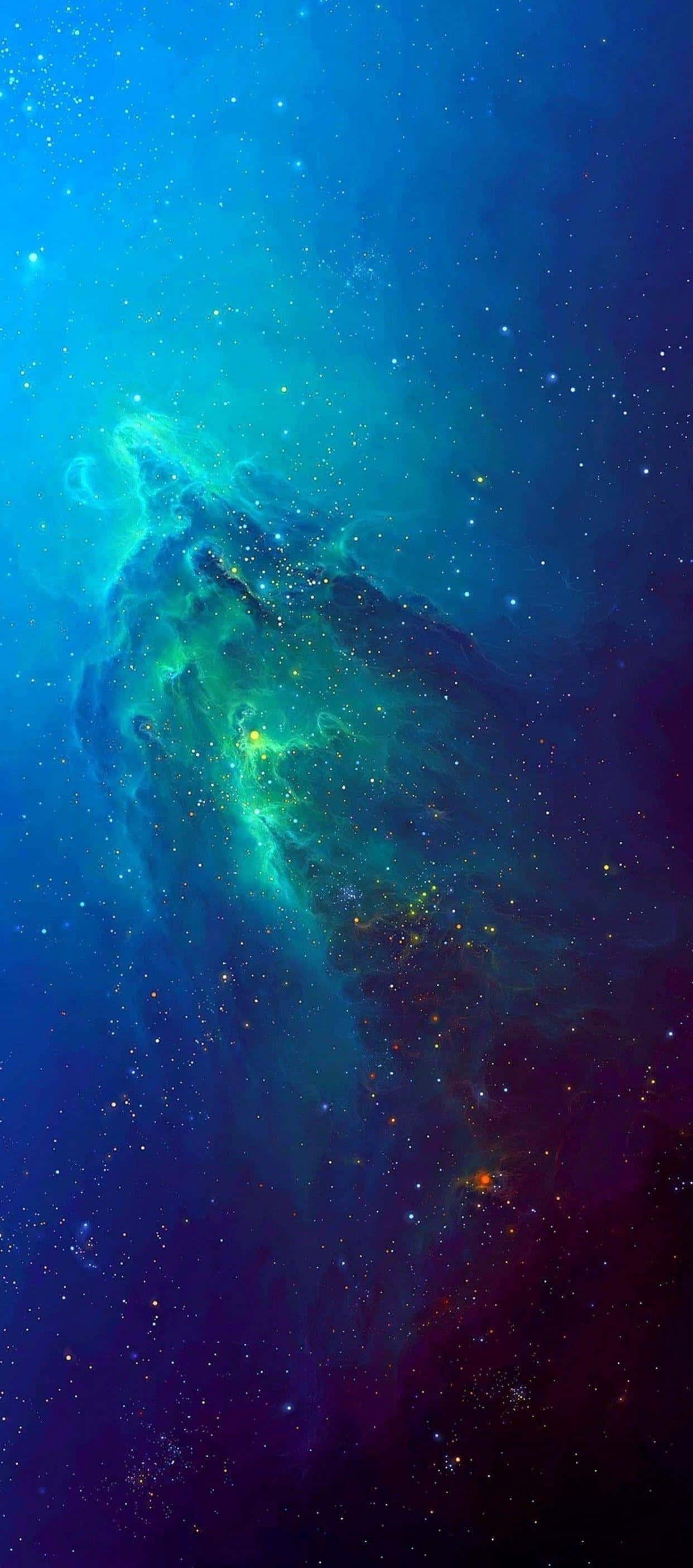 iPhone 11 桌布 壁紙 — 一個宇宙星雲在充滿活力的藍綠色和深紫色中旋轉，背景是星空，在宇宙天空下。